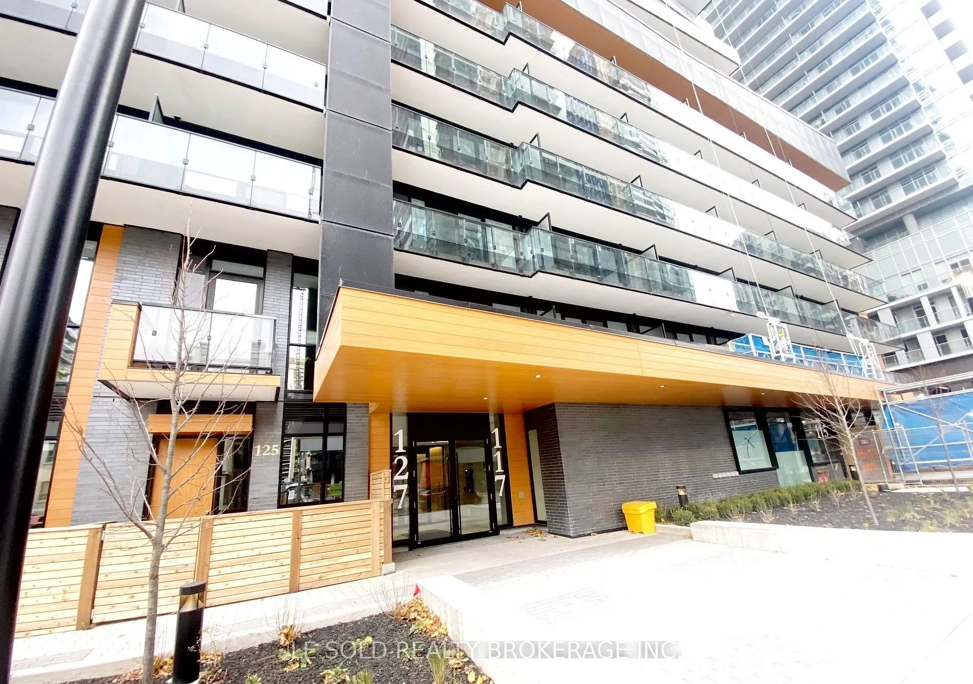 Photo 2 of Unit 704 Room#4, 127 Broadway Avenue, Toronto, Mount Pleasant West — HOMEH