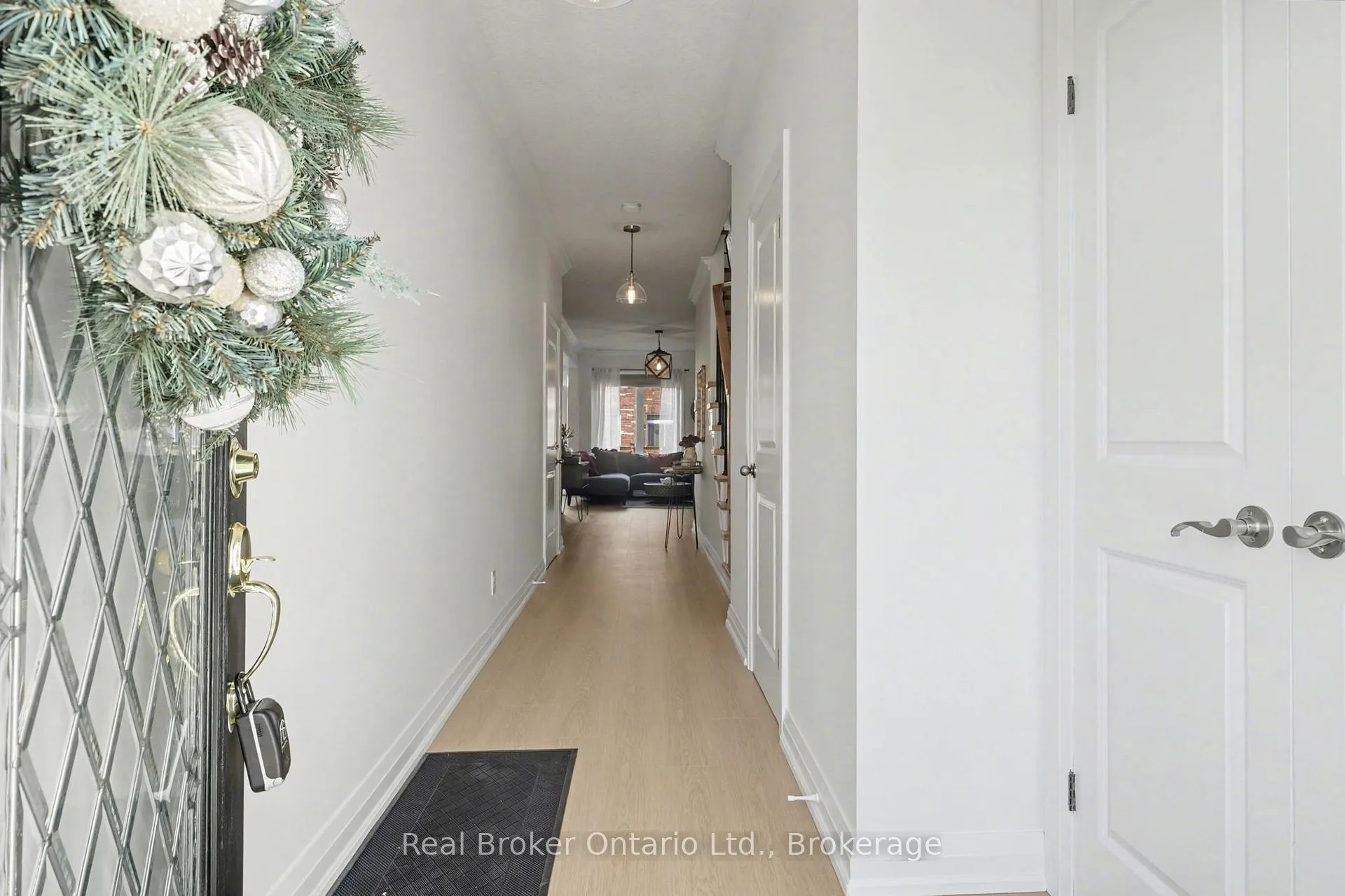 Photo 3 of Unit 18, 45 Seabreeze Crescent, Hamilton, Lakeshore — HOMEH