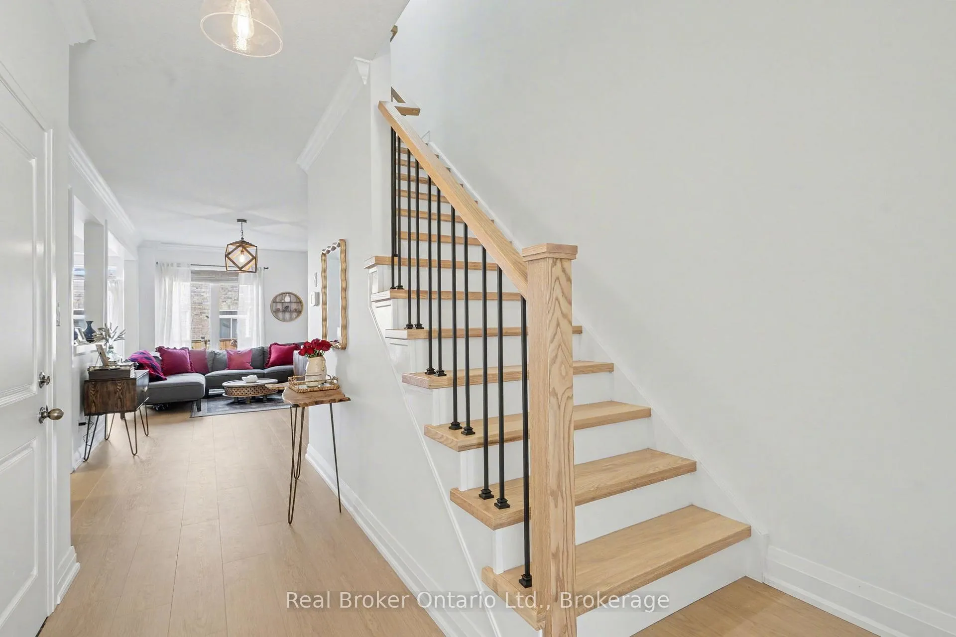 Photo 4 of Unit 18, 45 Seabreeze Crescent, Hamilton, Lakeshore — HOMEH