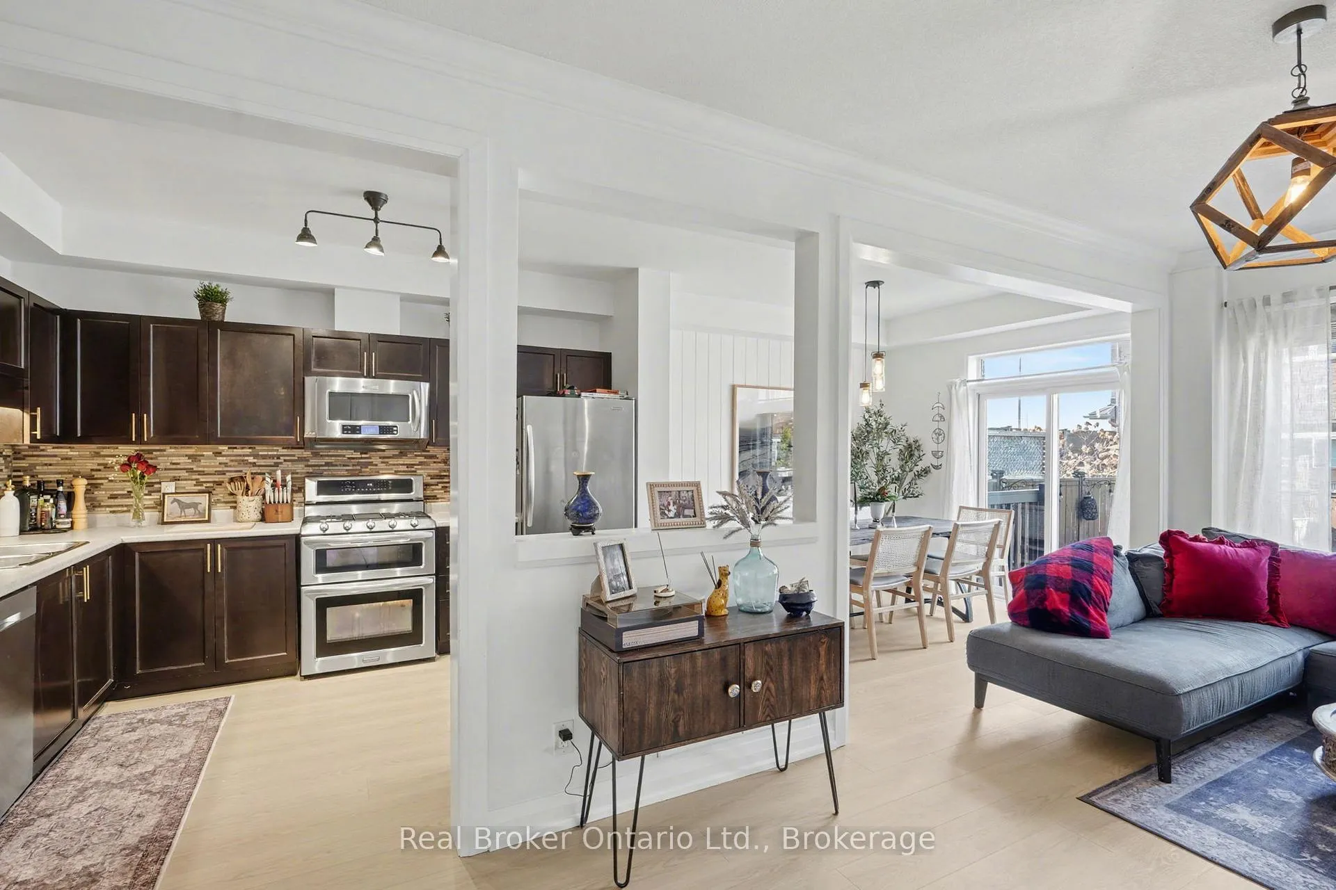 Photo 5 of Unit 18, 45 Seabreeze Crescent, Hamilton, Lakeshore — HOMEH