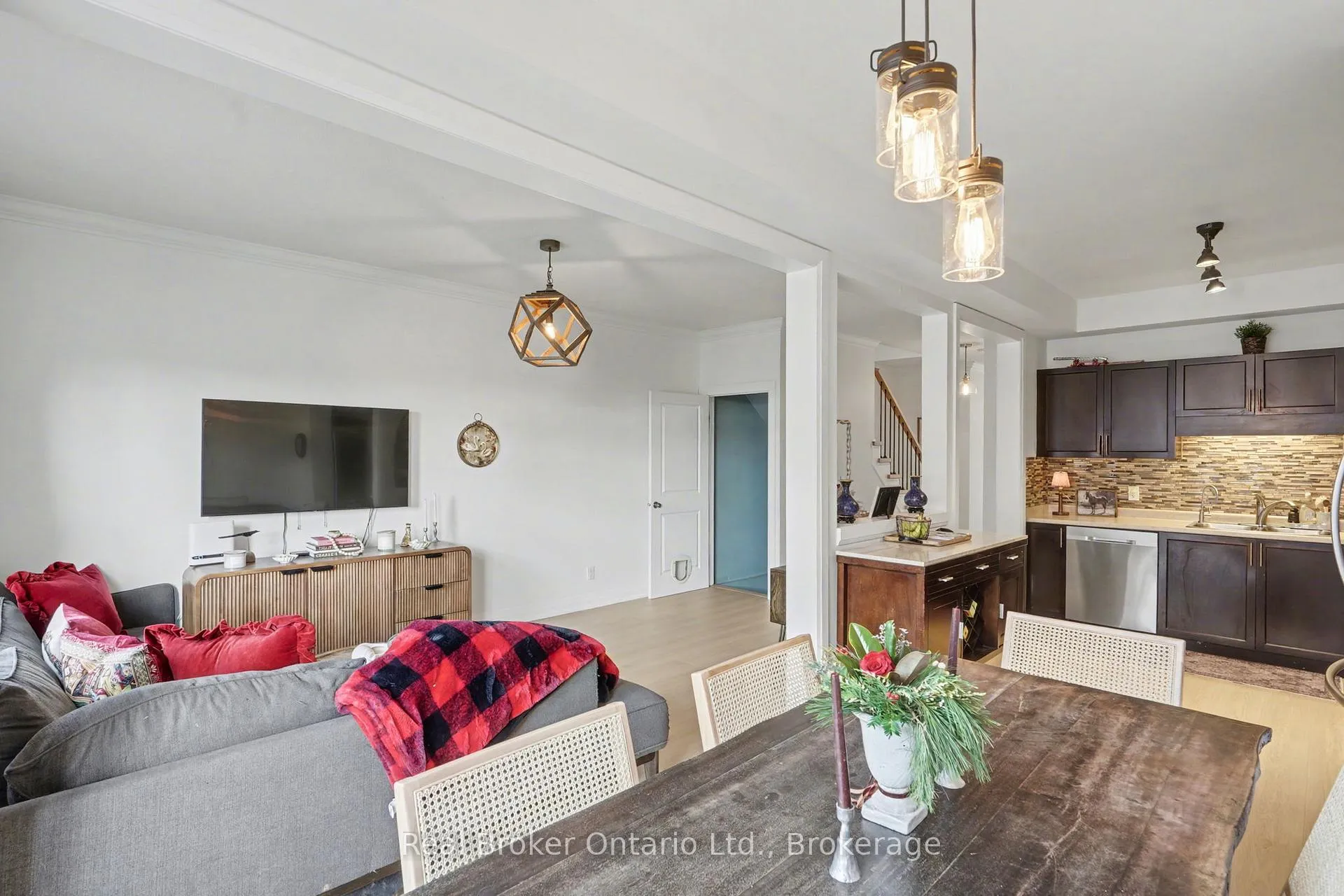 Photo 8 of Unit 18, 45 Seabreeze Crescent, Hamilton, Lakeshore — HOMEH