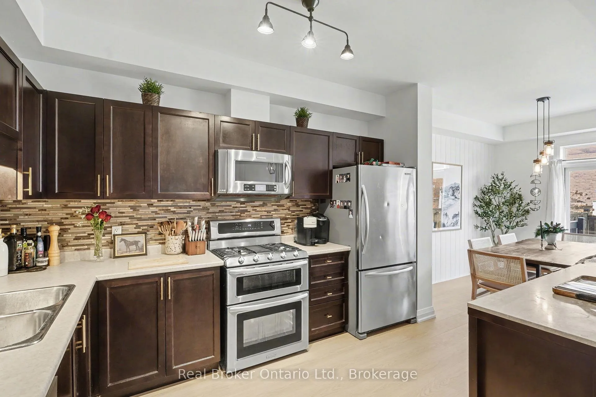 Photo 10 of Unit 18, 45 Seabreeze Crescent, Hamilton, Lakeshore — HOMEH