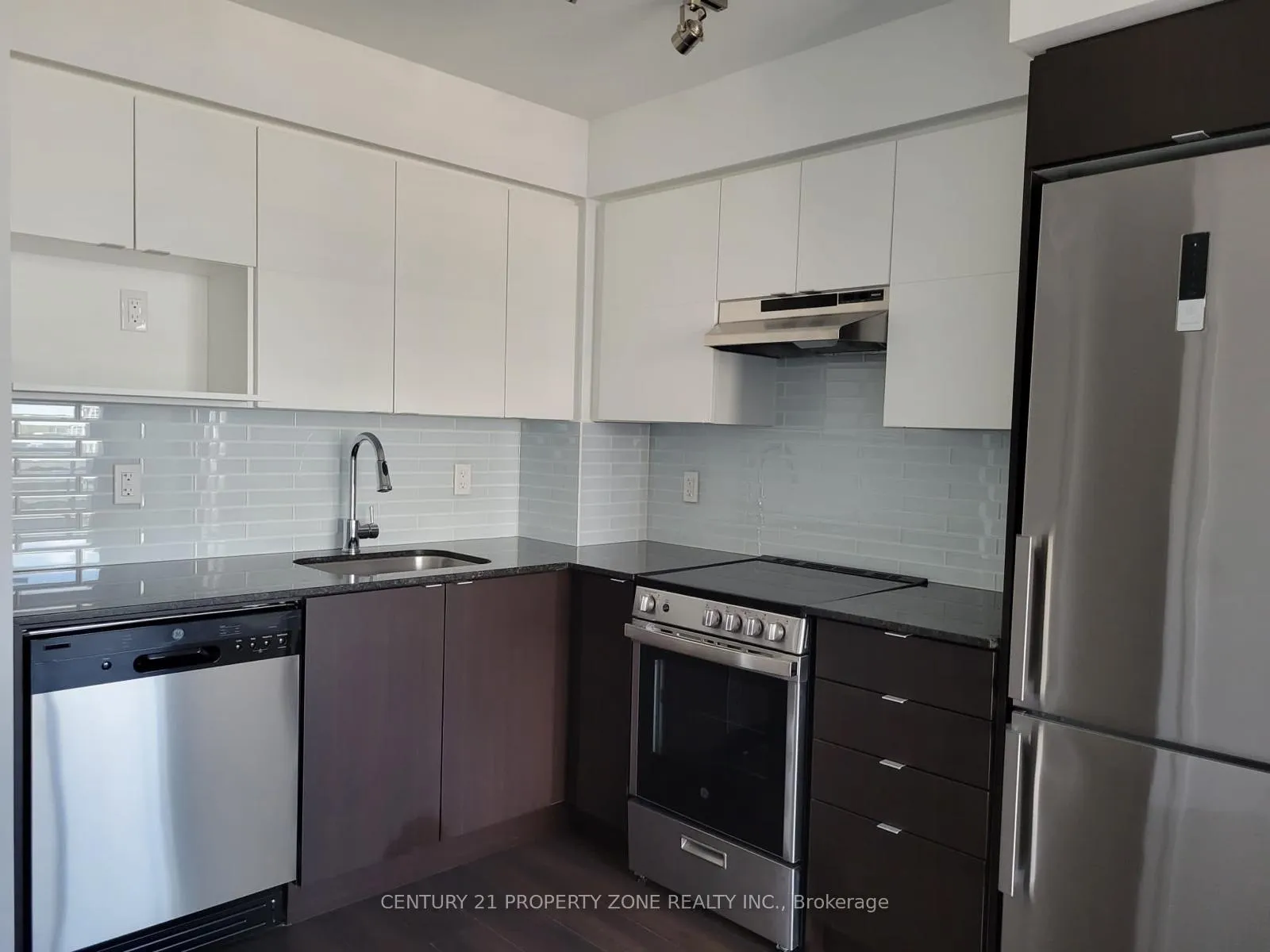 Photo 3 of Unit 820, 120 Varna Drive, Toronto, Englemount-Lawrence — HOMEH