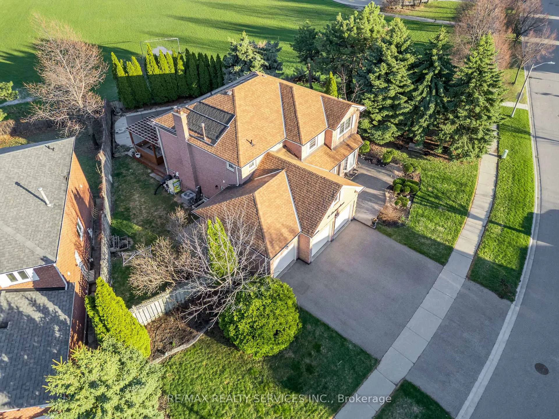 Photo 7 of 21 Fincham Avenue, Brampton, Northwood Park — HOMEH