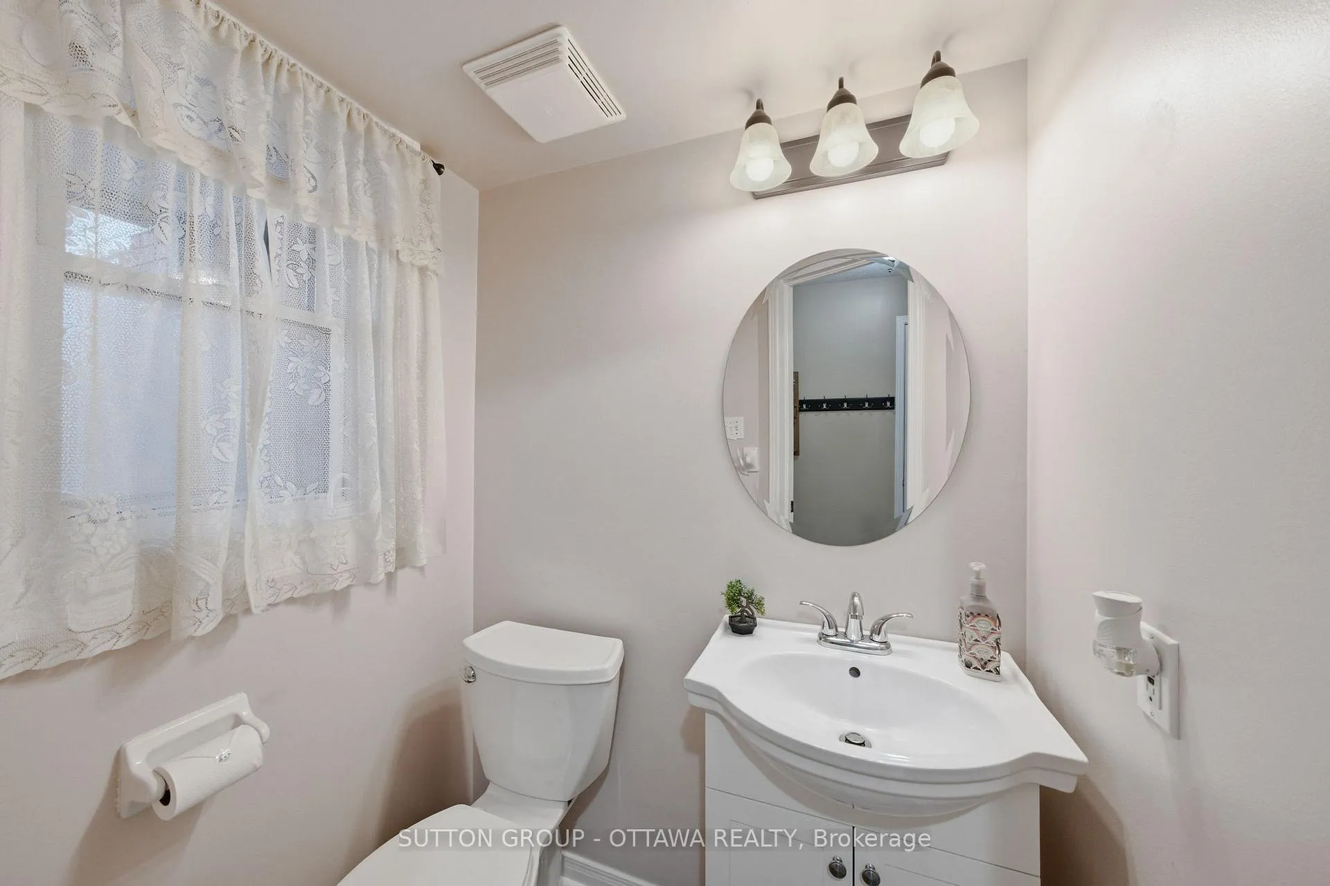 Photo 2 of 814 Nesting Way, Ottawa, Fallingbrook/Gardenway South — HOMEH