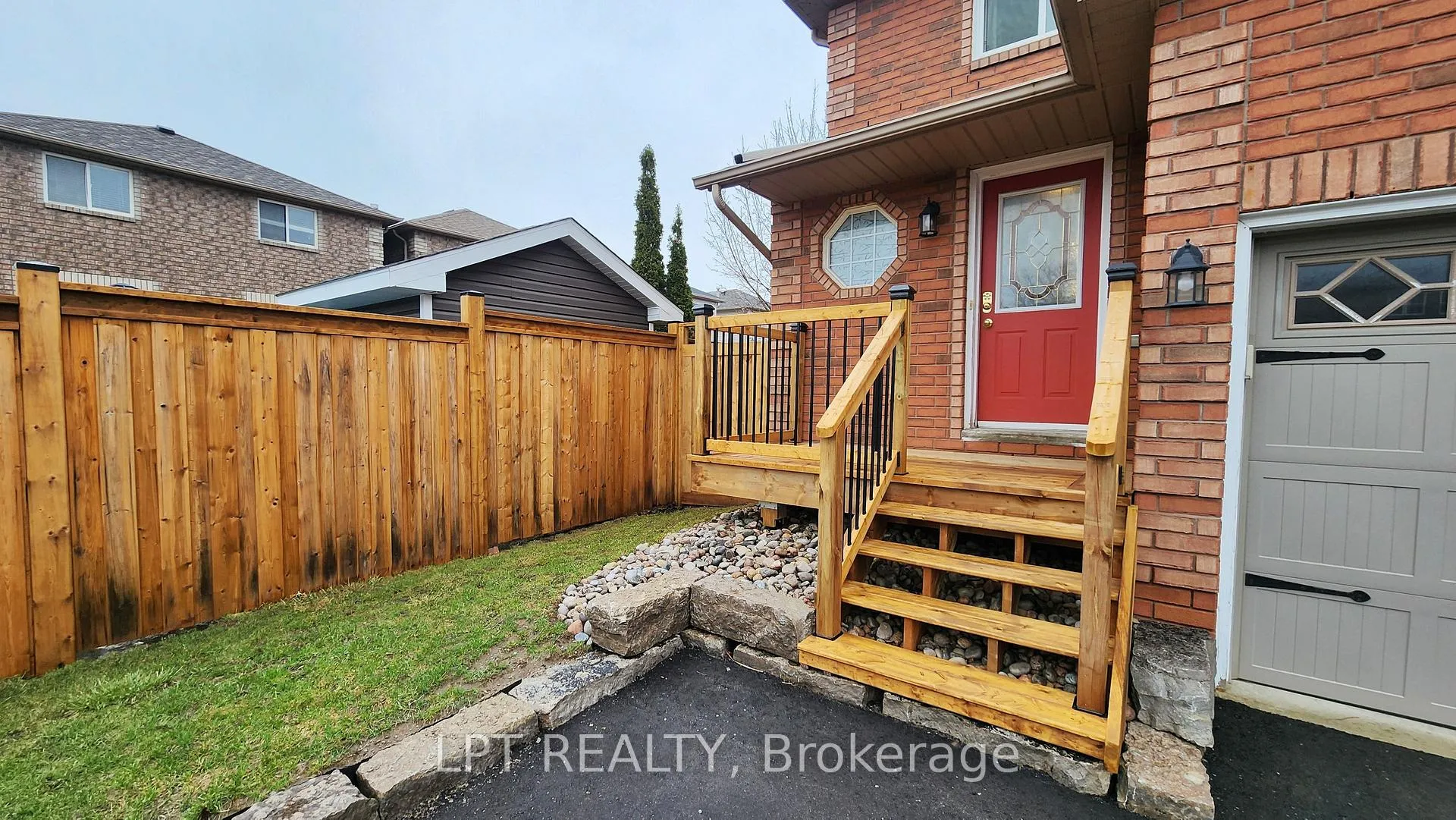 Photo 3 of 39 Raymond Crescent, Barrie, Painswick South — HOMEH