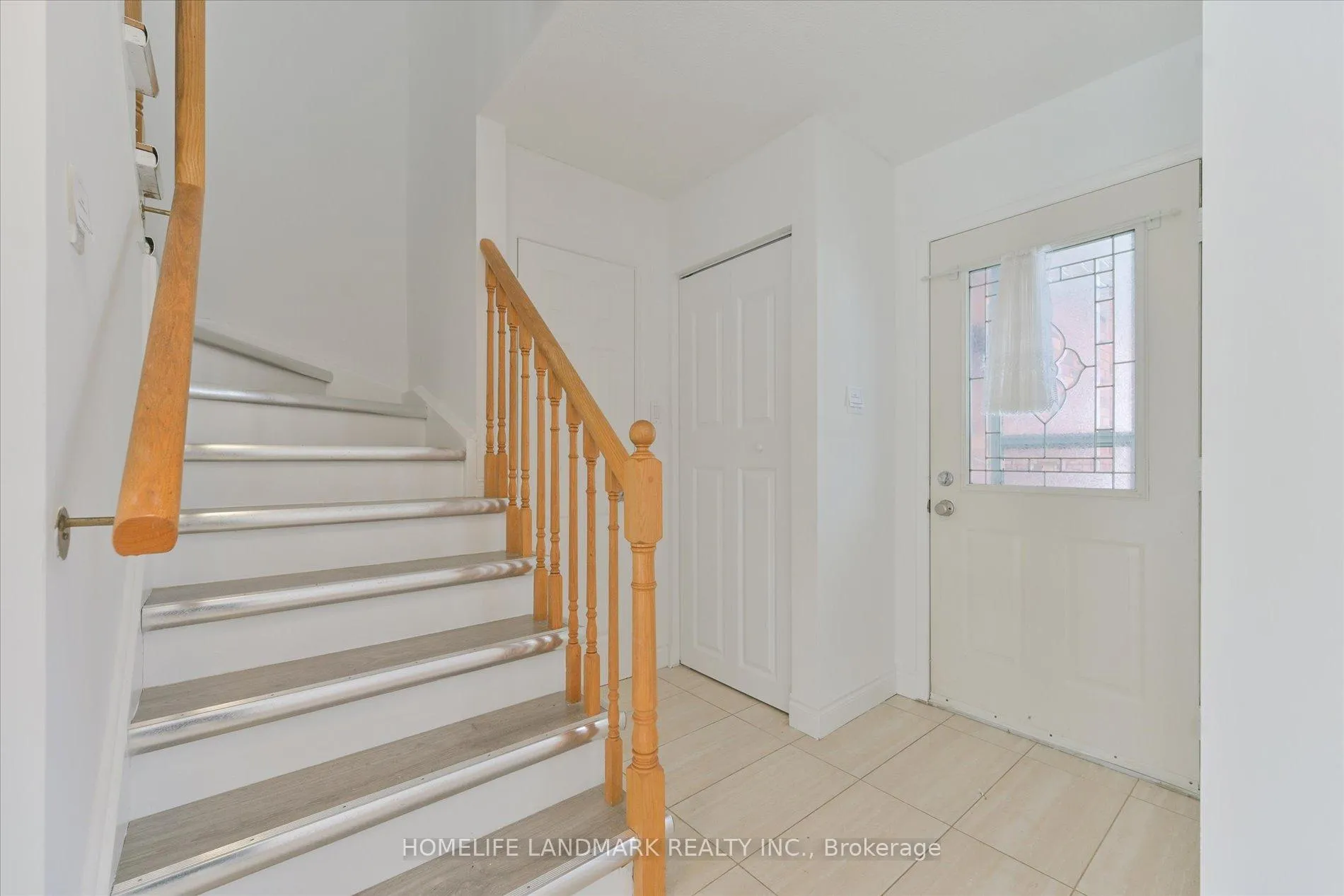 Photo 3 of 29 Drake Drive, Barrie, Painswick South — HOMEH