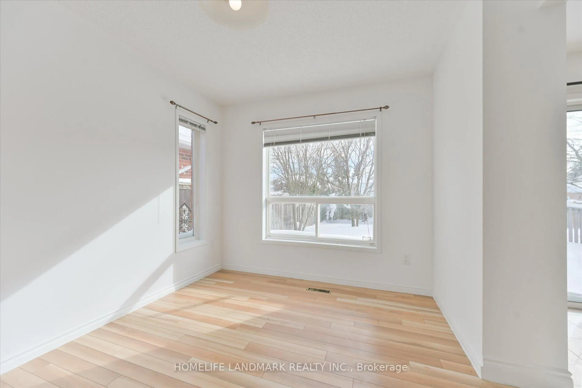 Photo 7 of 29 Drake Drive, Barrie, Painswick South — HOMEH