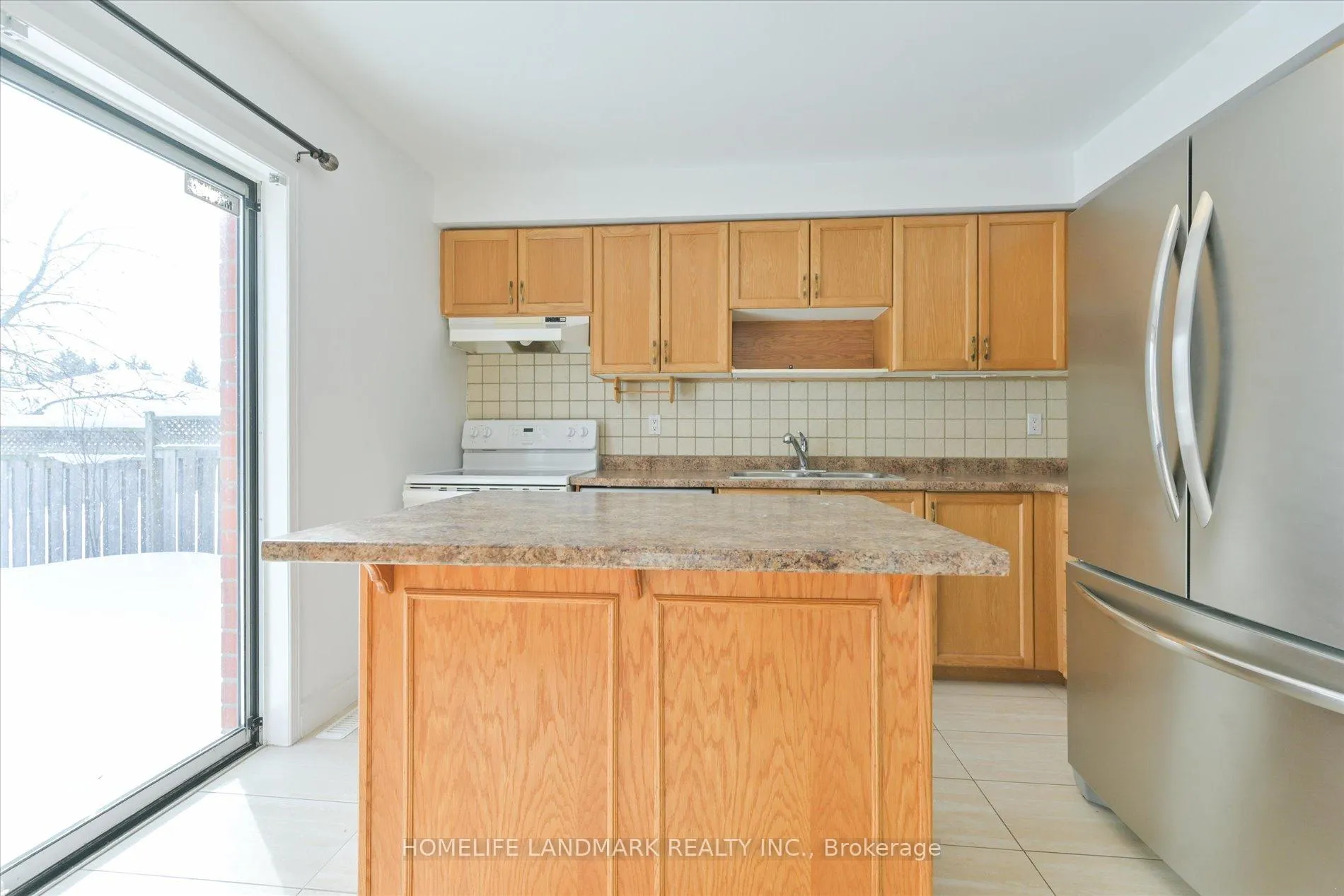 Photo 9 of 29 Drake Drive, Barrie, Painswick South — HOMEH