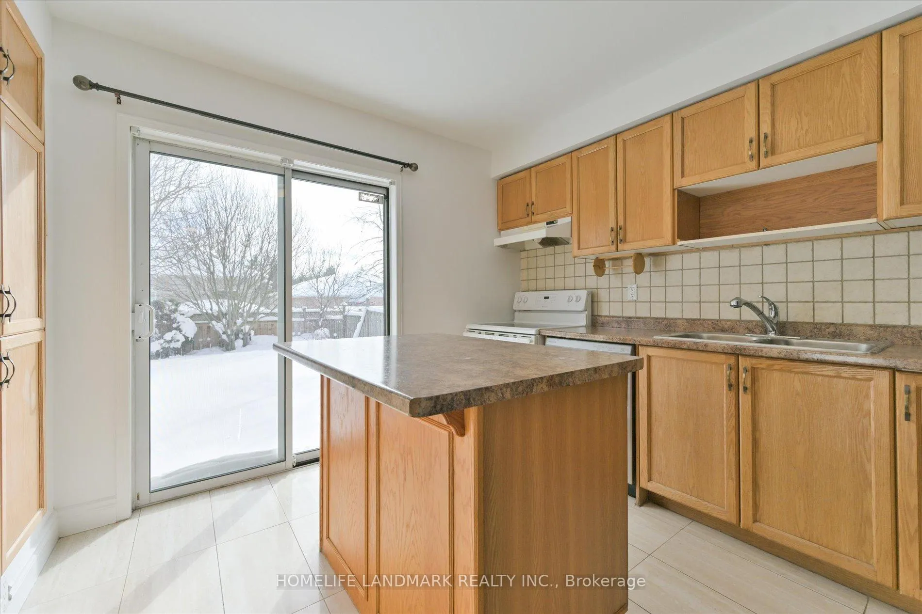 Photo 10 of 29 Drake Drive, Barrie, Painswick South — HOMEH