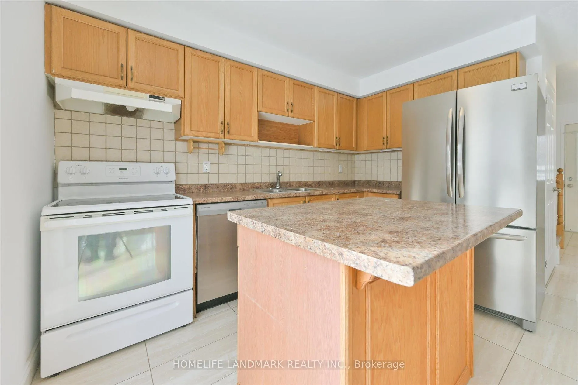 Photo 11 of 29 Drake Drive, Barrie, Painswick South — HOMEH