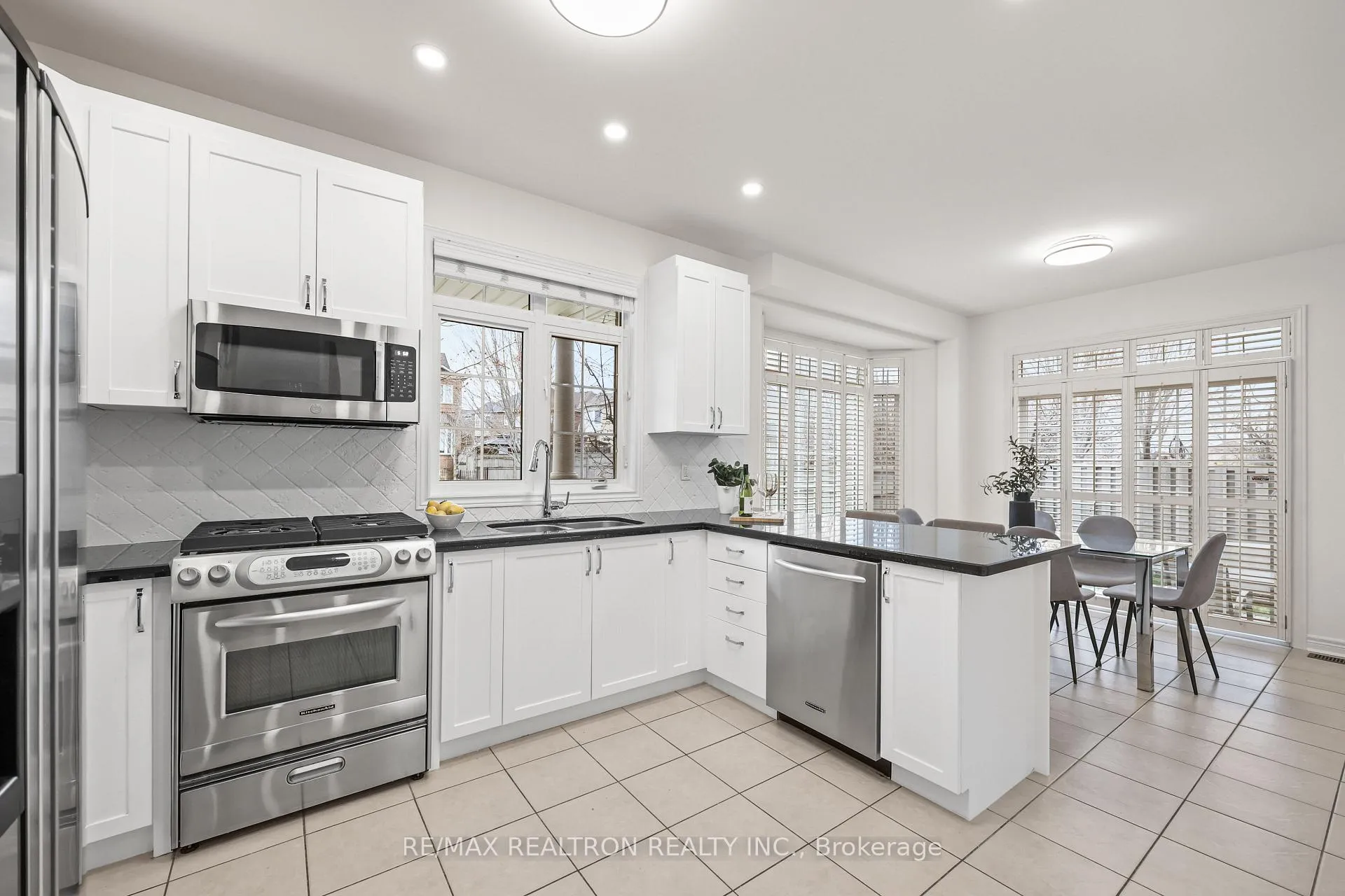 Photo 4 of 2 Serene Way, Vaughan, Patterson — HOMEH