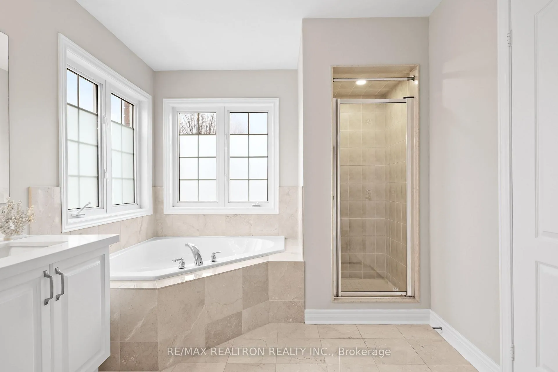 Photo 12 of 2 Serene Way, Vaughan, Patterson — HOMEH