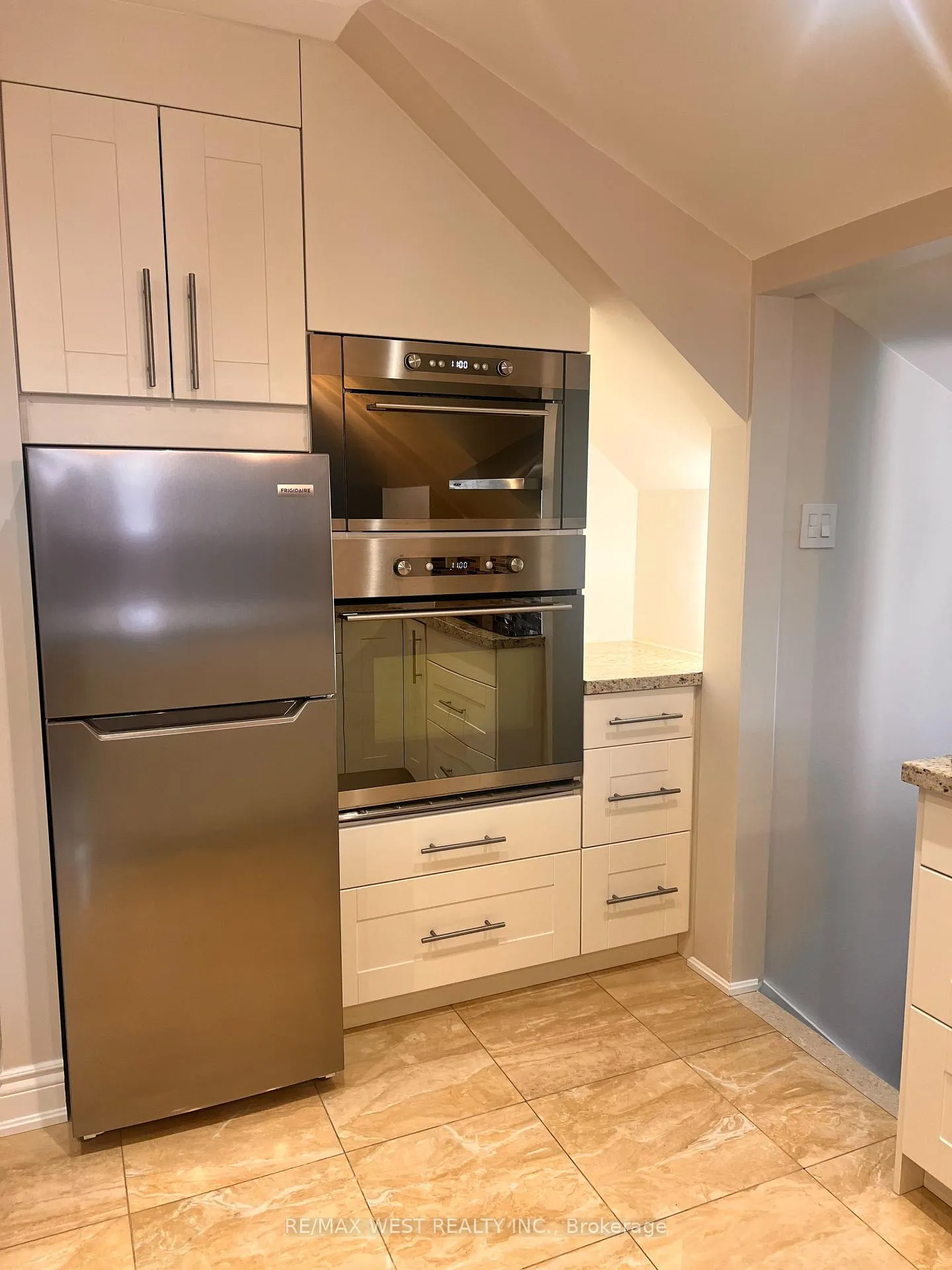 Photo 9 of Unit 3, 900 Avenue Road, Toronto, Yonge-Eglinton — HOMEH