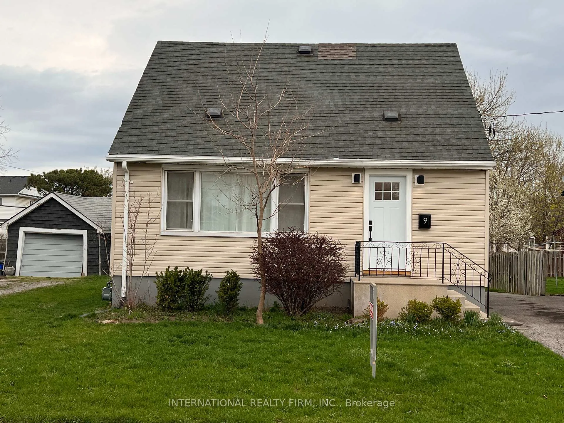 Photo 2 of 9 Admiral Road, St. Catharines, Secord Woods — HOMEH