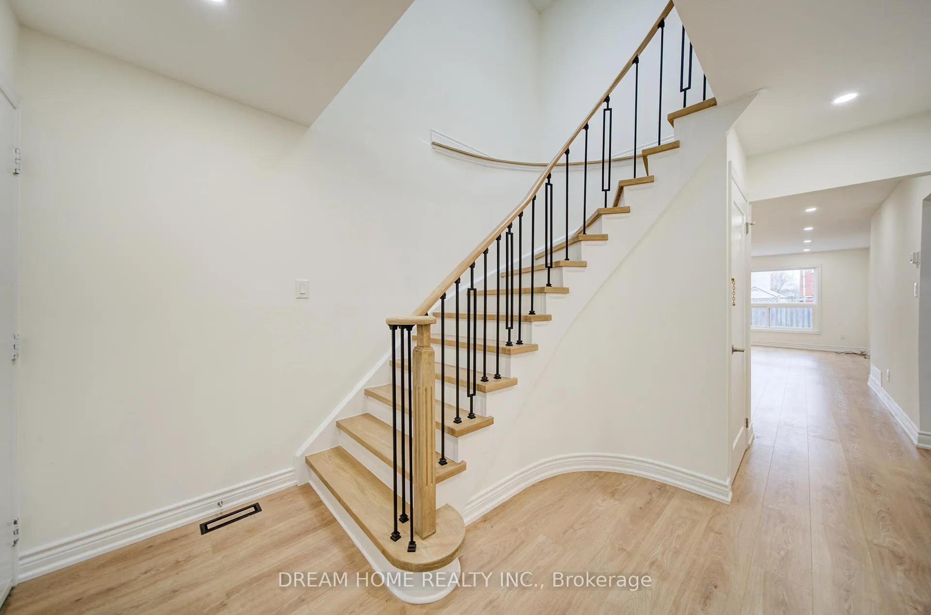 Photo 2 of 10 Karen Miles Crescent, Markham, Middlefield — HOMEH
