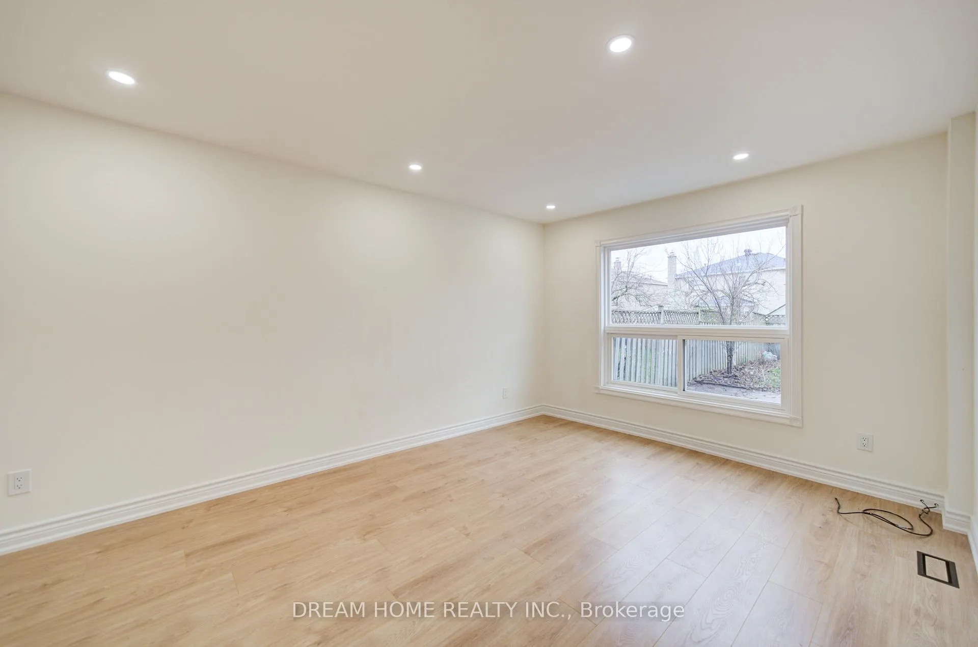 Photo 4 of 10 Karen Miles Crescent, Markham, Middlefield — HOMEH