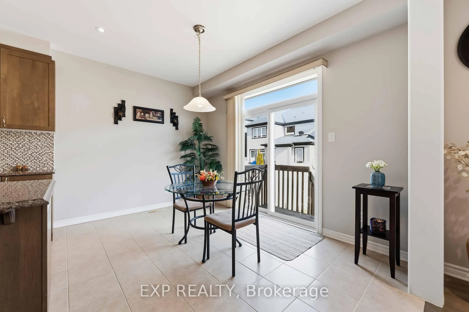 Photo 11 of 220 Willowdusk Street, Ottawa, Kanata - Emerald Meadows/Trailwest — HOMEH