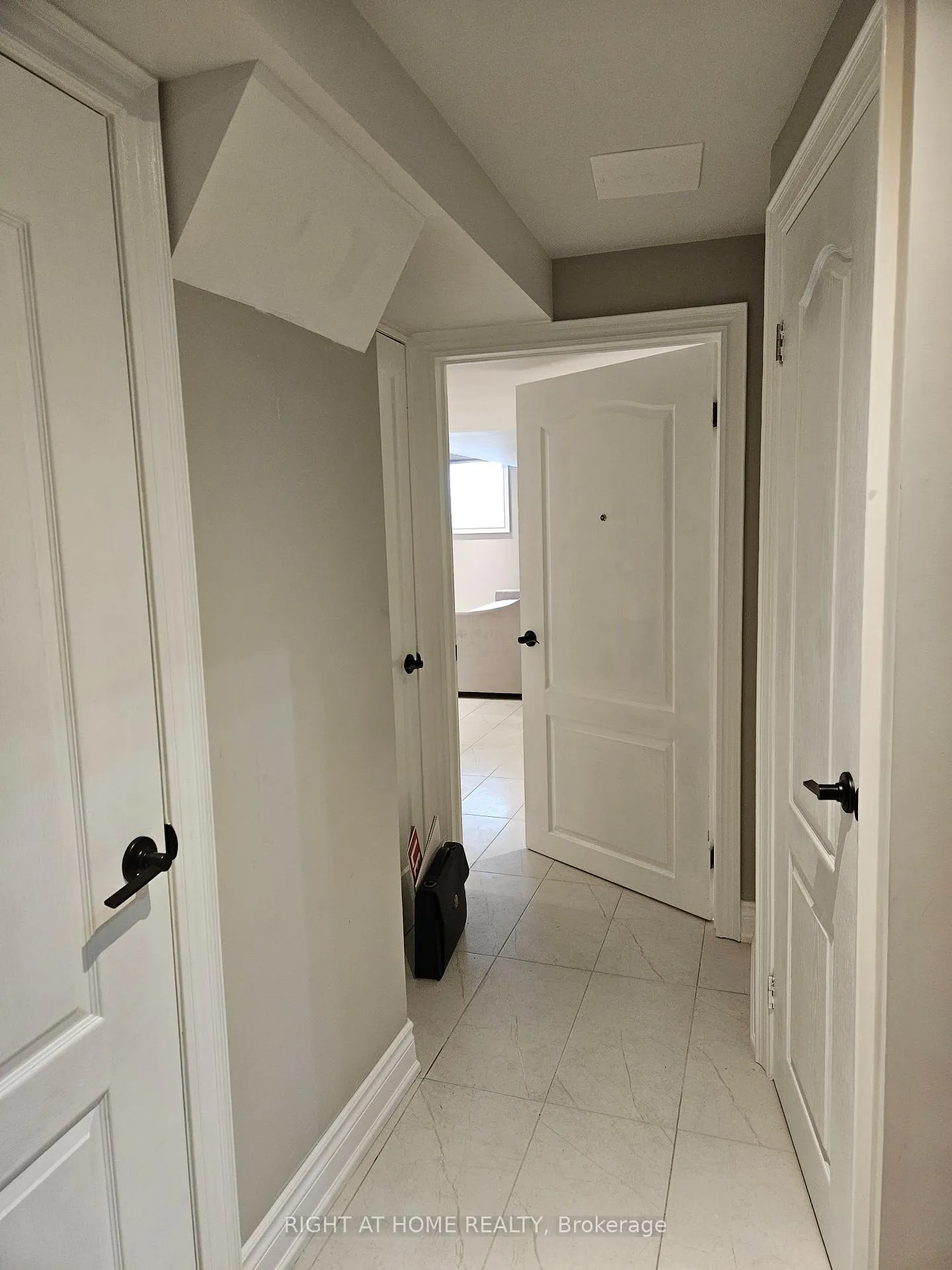 Photo 2 of Unit Lower, 121 Badessa Circle, Vaughan, Brownridge — HOMEH