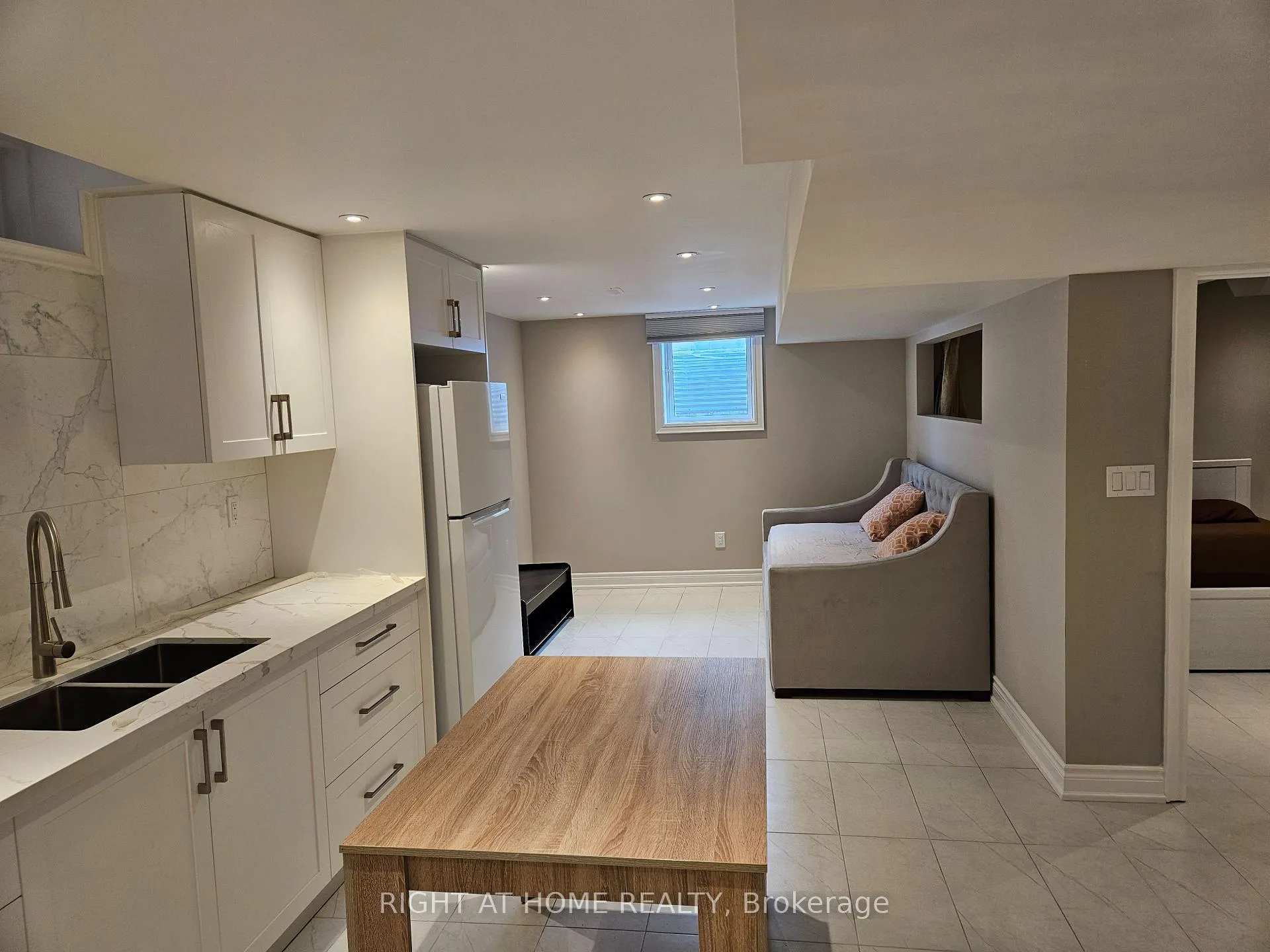 Photo 4 of Unit Lower, 121 Badessa Circle, Vaughan, Brownridge — HOMEH