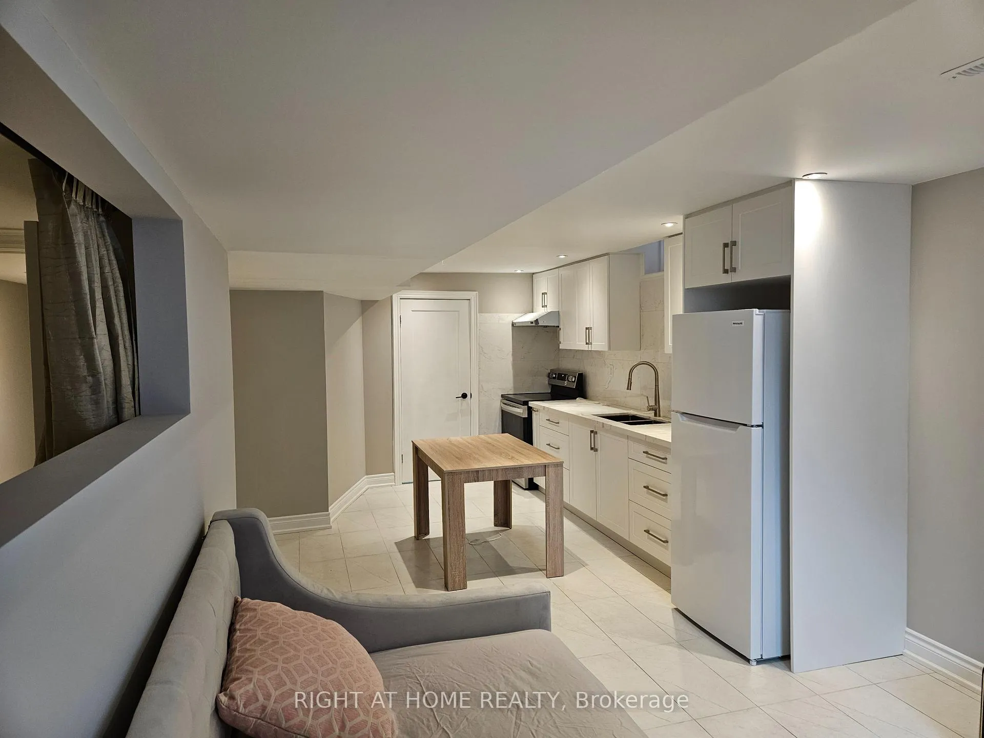 Photo 5 of Unit Lower, 121 Badessa Circle, Vaughan, Brownridge — HOMEH