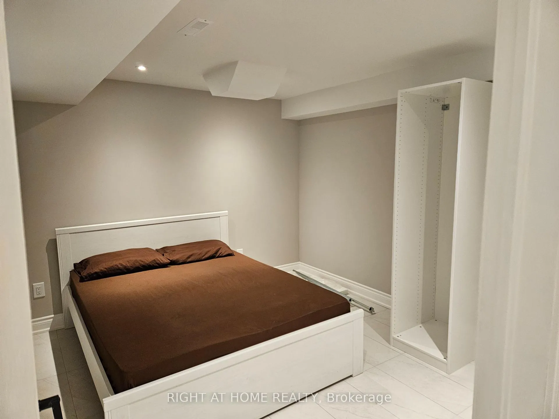 Photo 6 of Unit Lower, 121 Badessa Circle, Vaughan, Brownridge — HOMEH