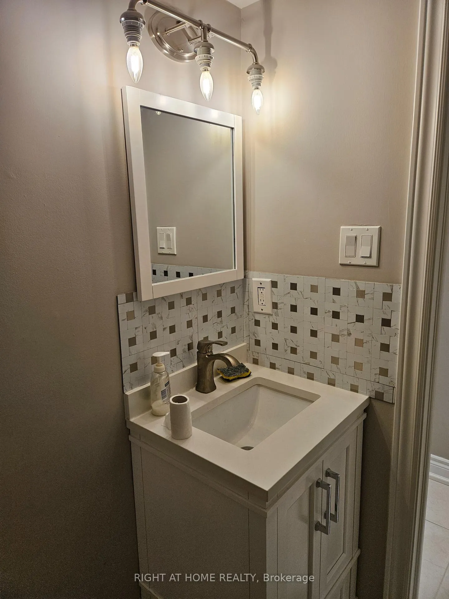 Photo 8 of Unit Lower, 121 Badessa Circle, Vaughan, Brownridge — HOMEH