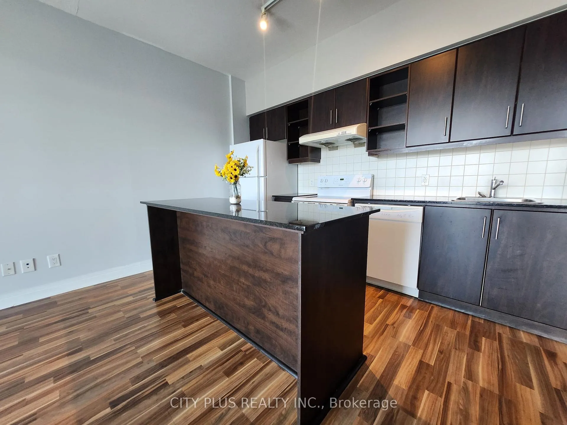Photo 2 of Unit 513, 35 Brian Peck Crescent, Toronto, Thorncliffe Park — HOMEH