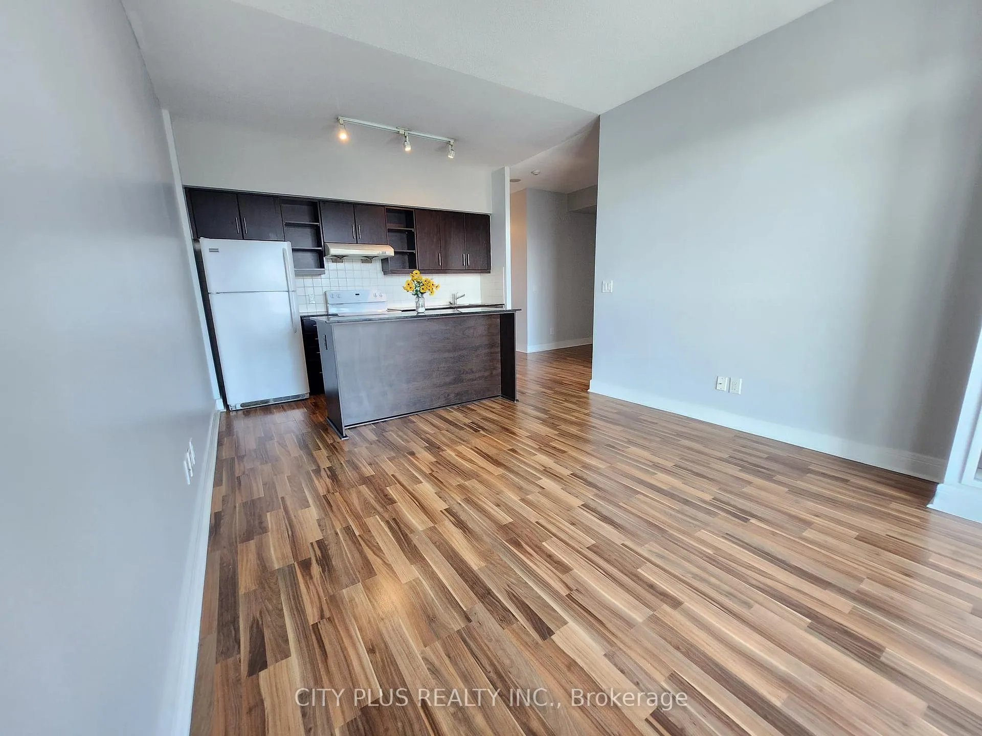 Photo 3 of Unit 513, 35 Brian Peck Crescent, Toronto, Thorncliffe Park — HOMEH