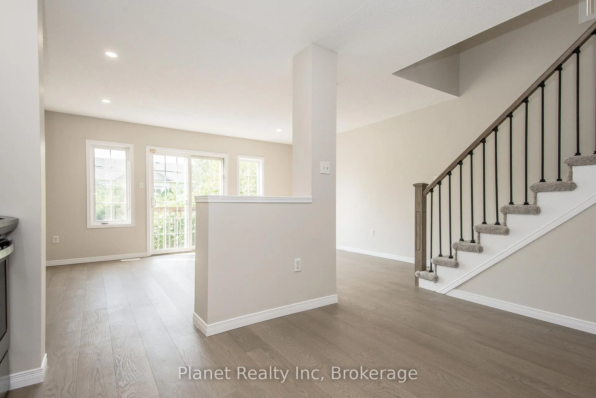 Photo 11 of Unit 10, 124 Gosling Gardens, Guelph, Clairfields/Hanlon Business Park — HOMEH