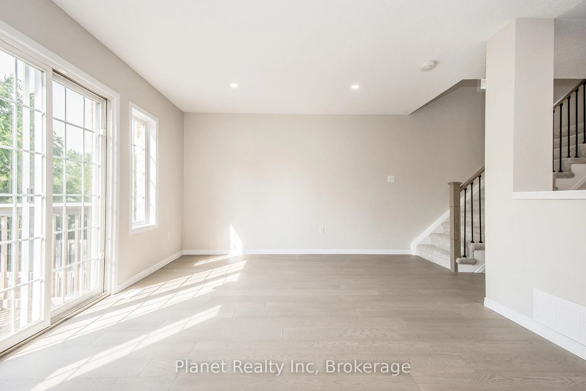 Photo 16 of Unit 10, 124 Gosling Gardens, Guelph, Clairfields/Hanlon Business Park — HOMEH