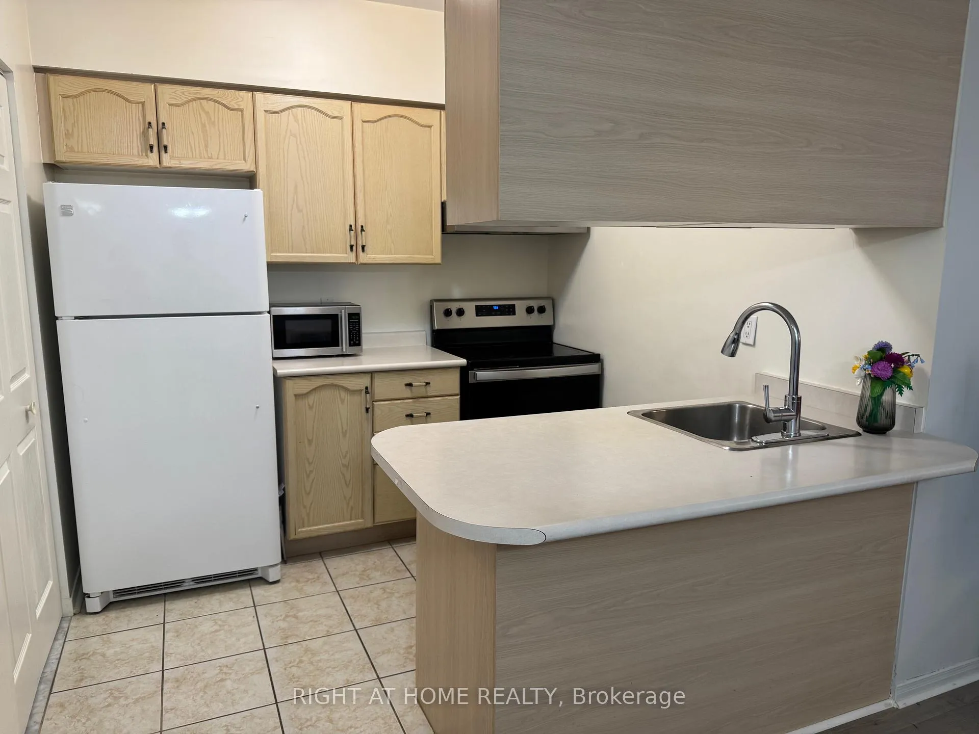 Photo 2 of Unit 212, 7378 Yonge Street, Vaughan, Crestwood-Springfarm-Yorkhill — HOMEH