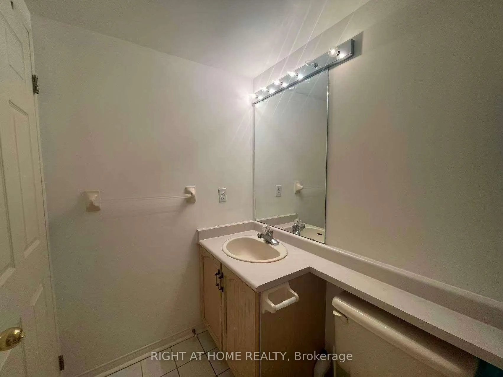 Photo 7 of Unit 212, 7378 Yonge Street, Vaughan, Crestwood-Springfarm-Yorkhill — HOMEH