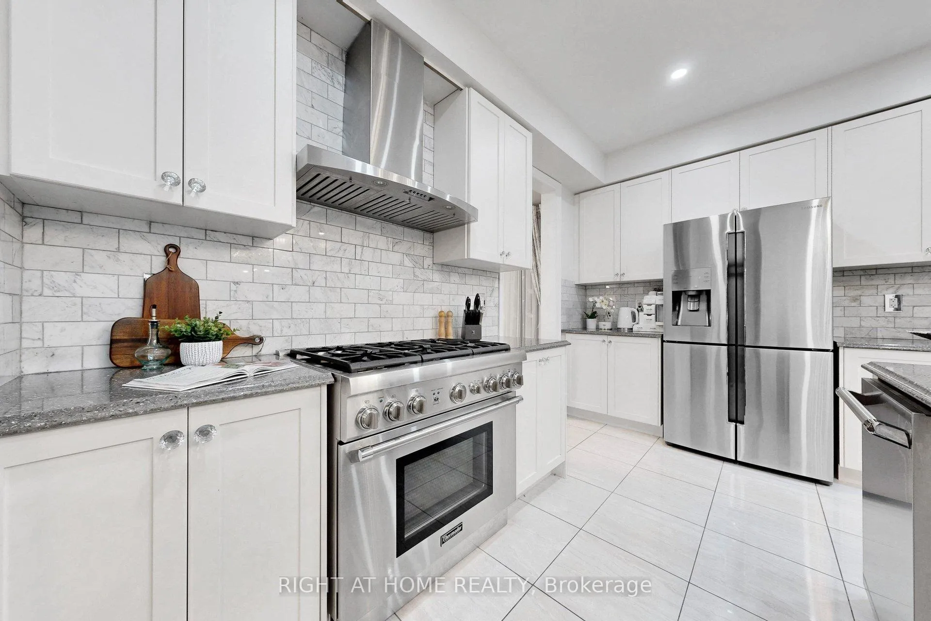 Photo 9 of 496 Mactier Drive, Vaughan, Kleinburg — HOMEH