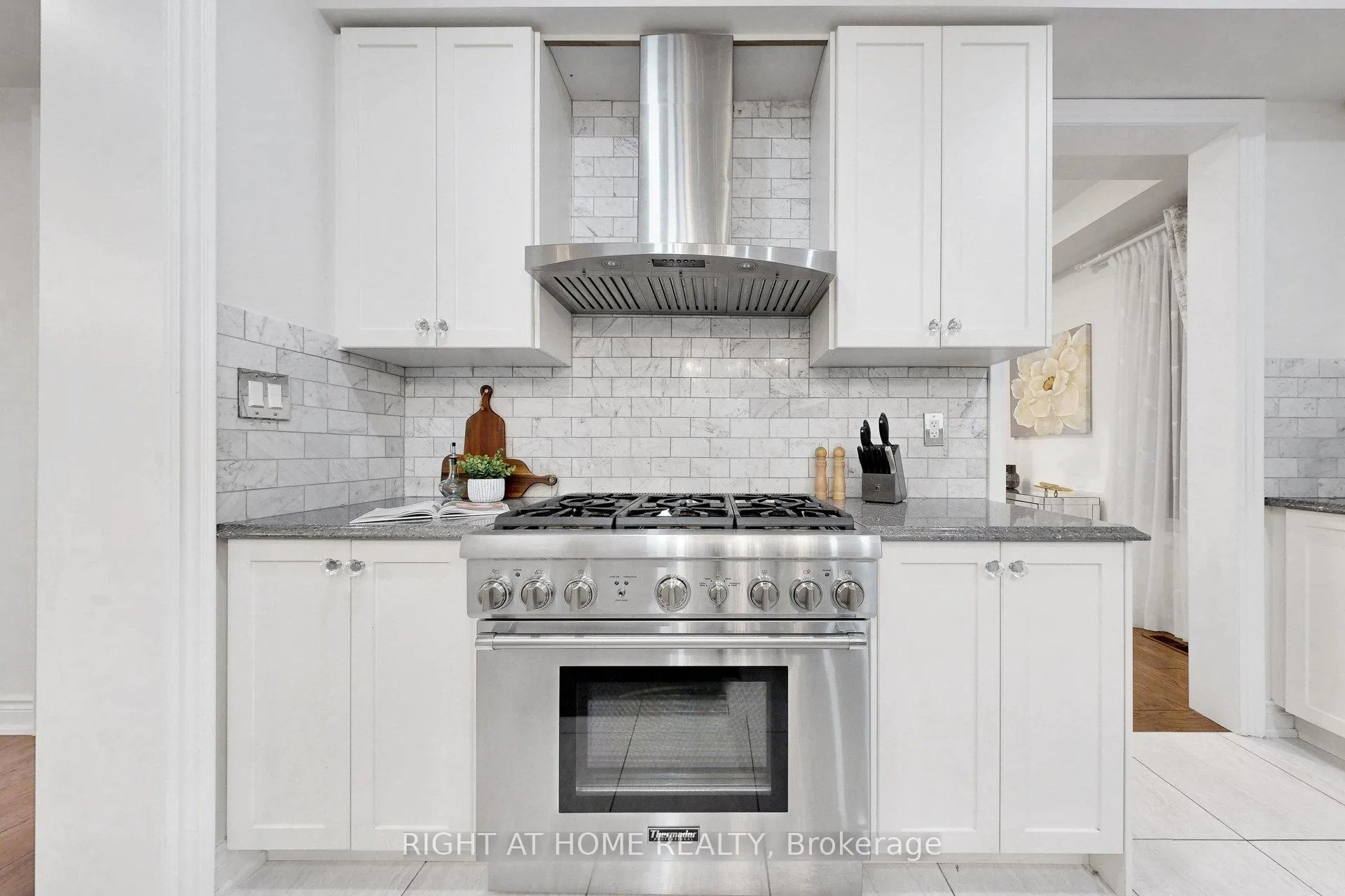 Photo 11 of 496 Mactier Drive, Vaughan, Kleinburg — HOMEH