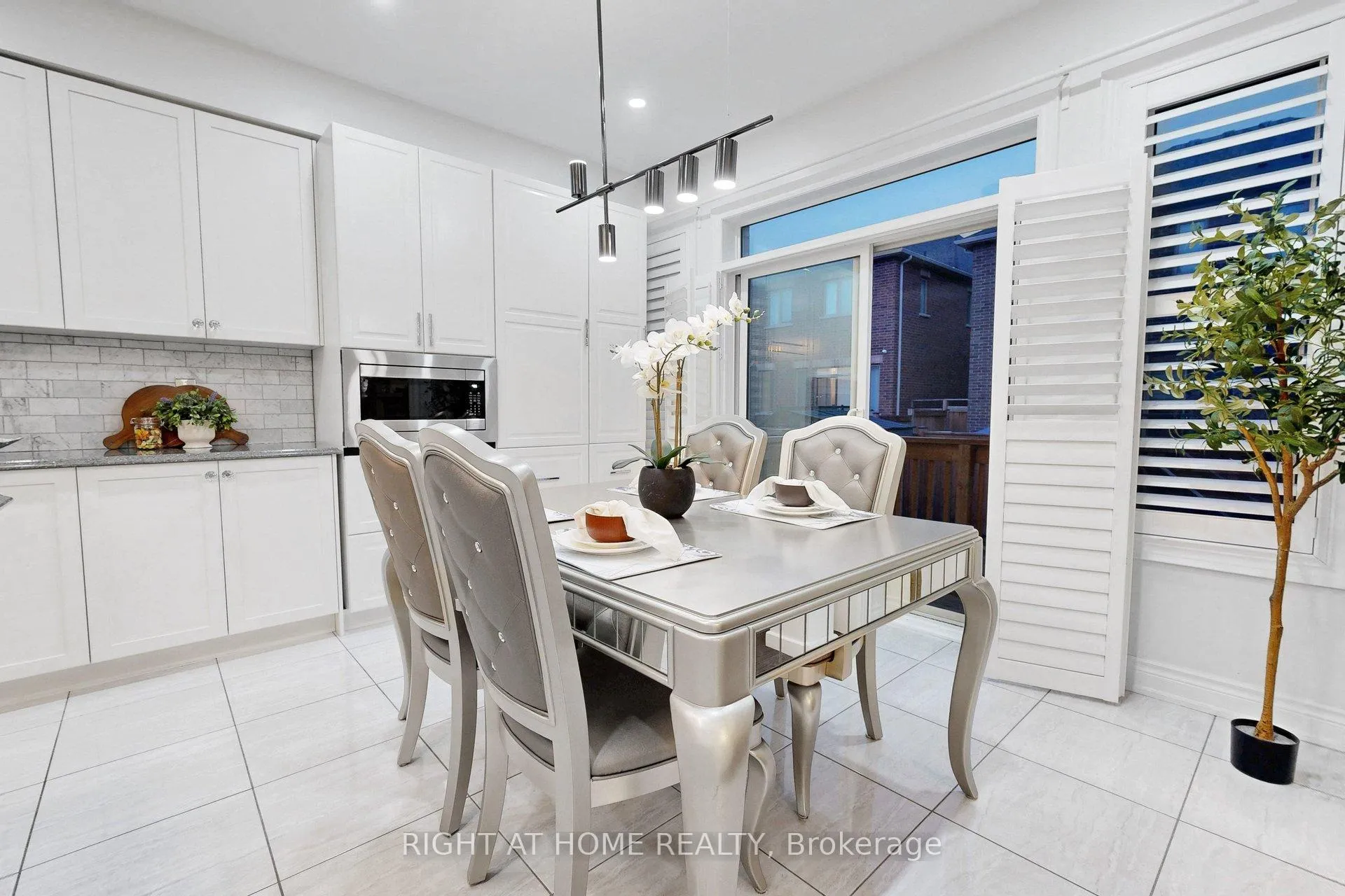 Photo 15 of 496 Mactier Drive, Vaughan, Kleinburg — HOMEH