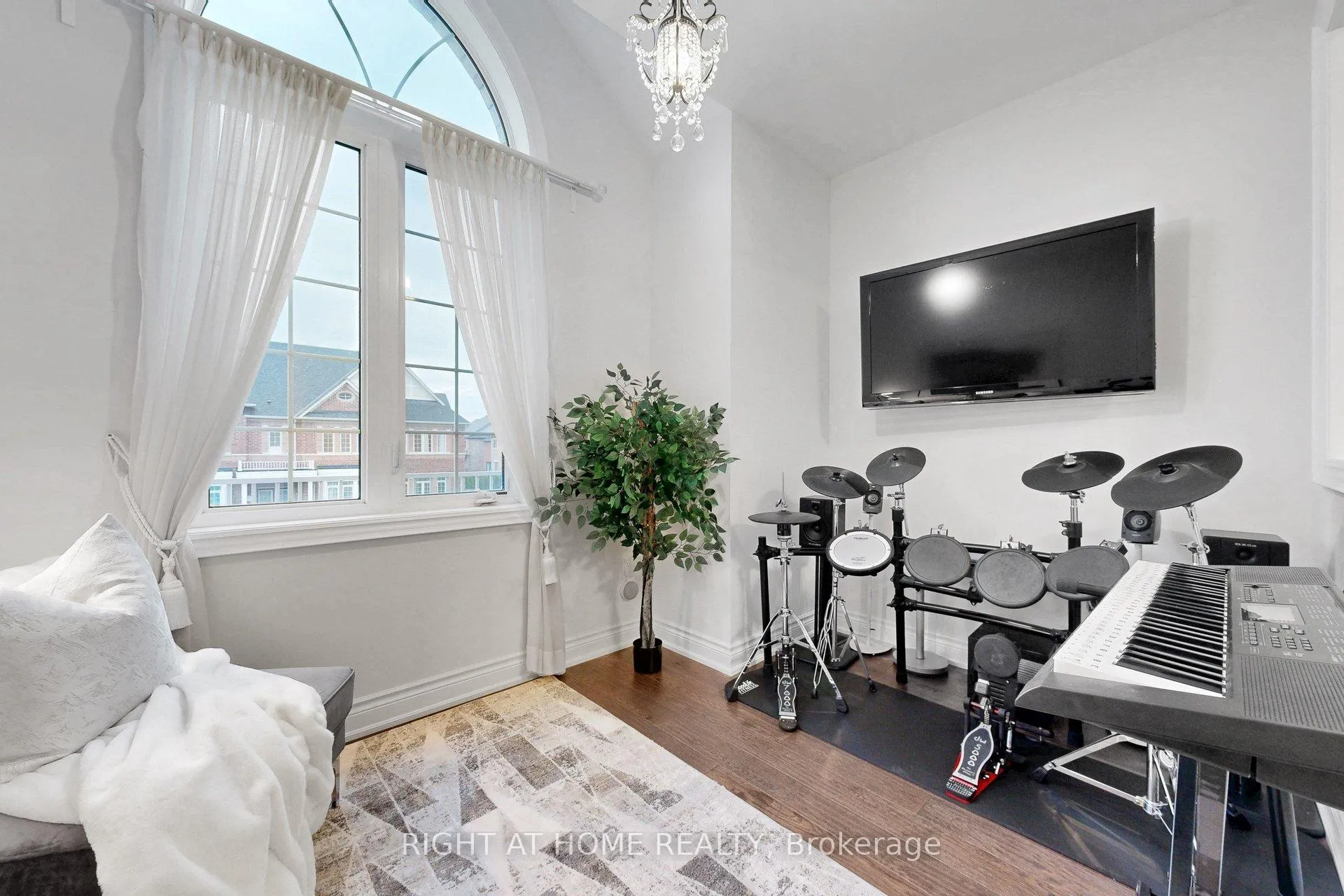 Photo 25 of 496 Mactier Drive, Vaughan, Kleinburg — HOMEH