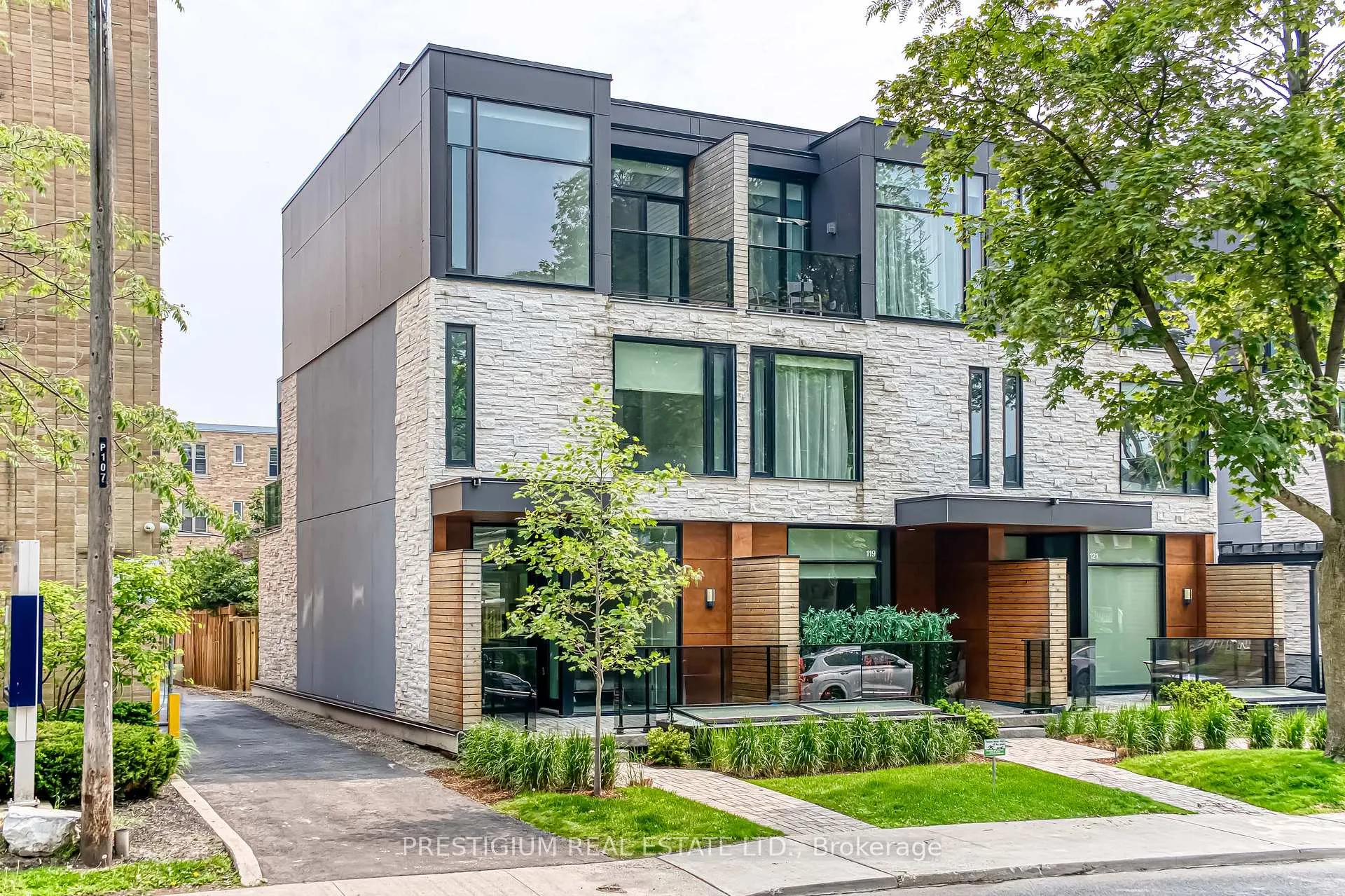 Front of 117 Roselawn Avenue