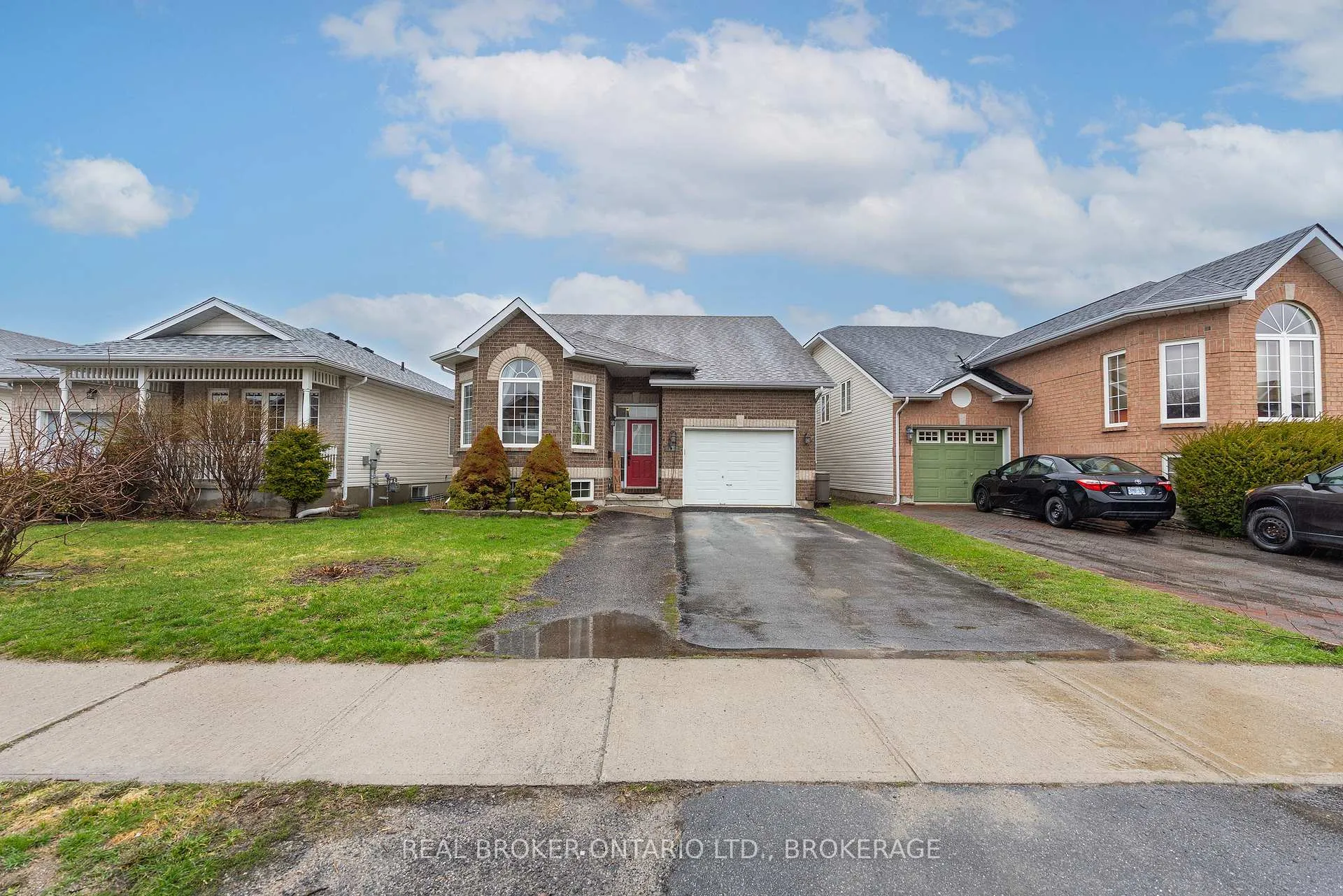 Photo 4 of 132 Dalgleish Avenue, Kingston, Kingston East (Incl Barret Crt) — HOMEH
