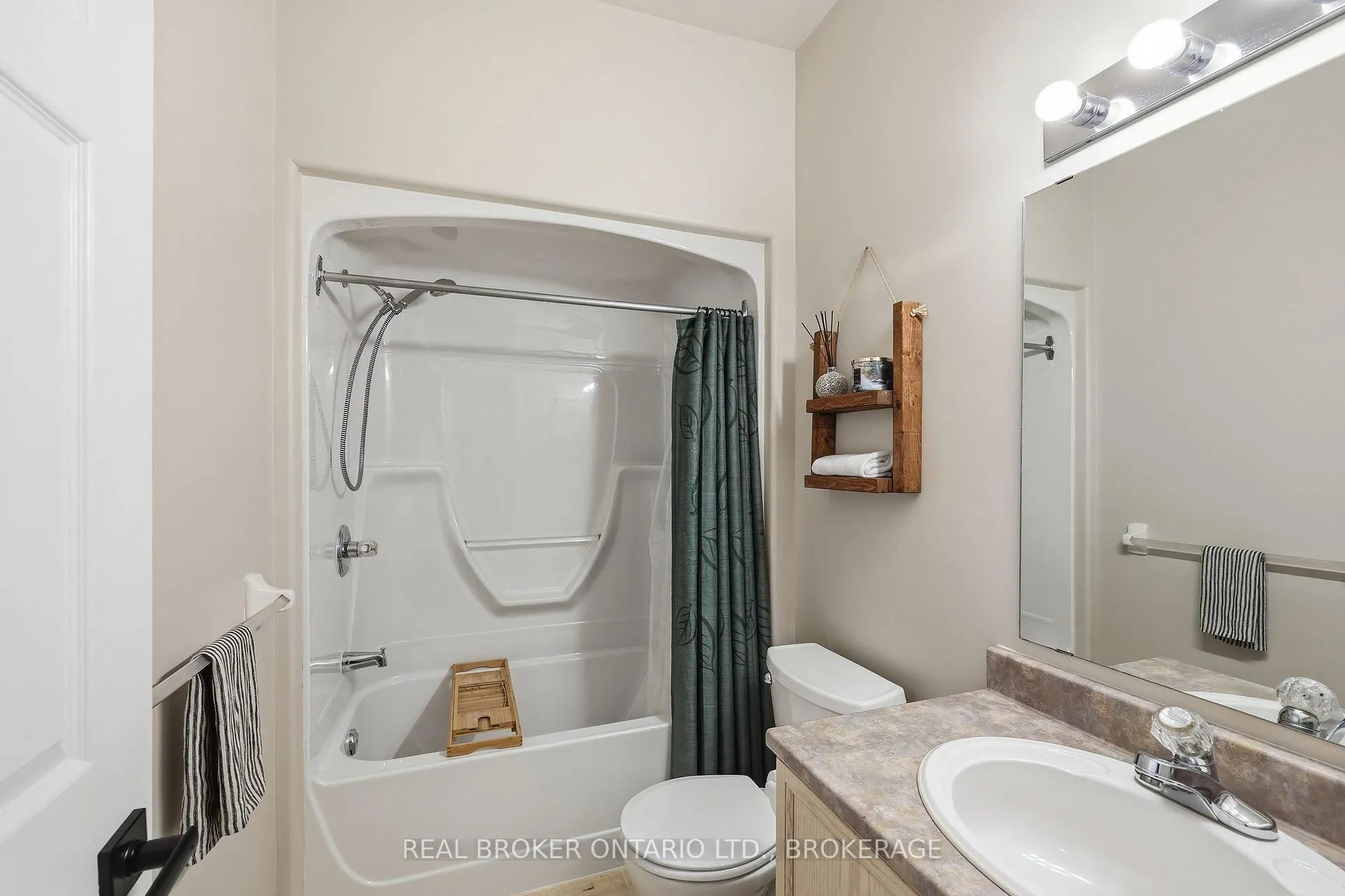 Photo 18 of 132 Dalgleish Avenue, Kingston, Kingston East (Incl Barret Crt) — HOMEH