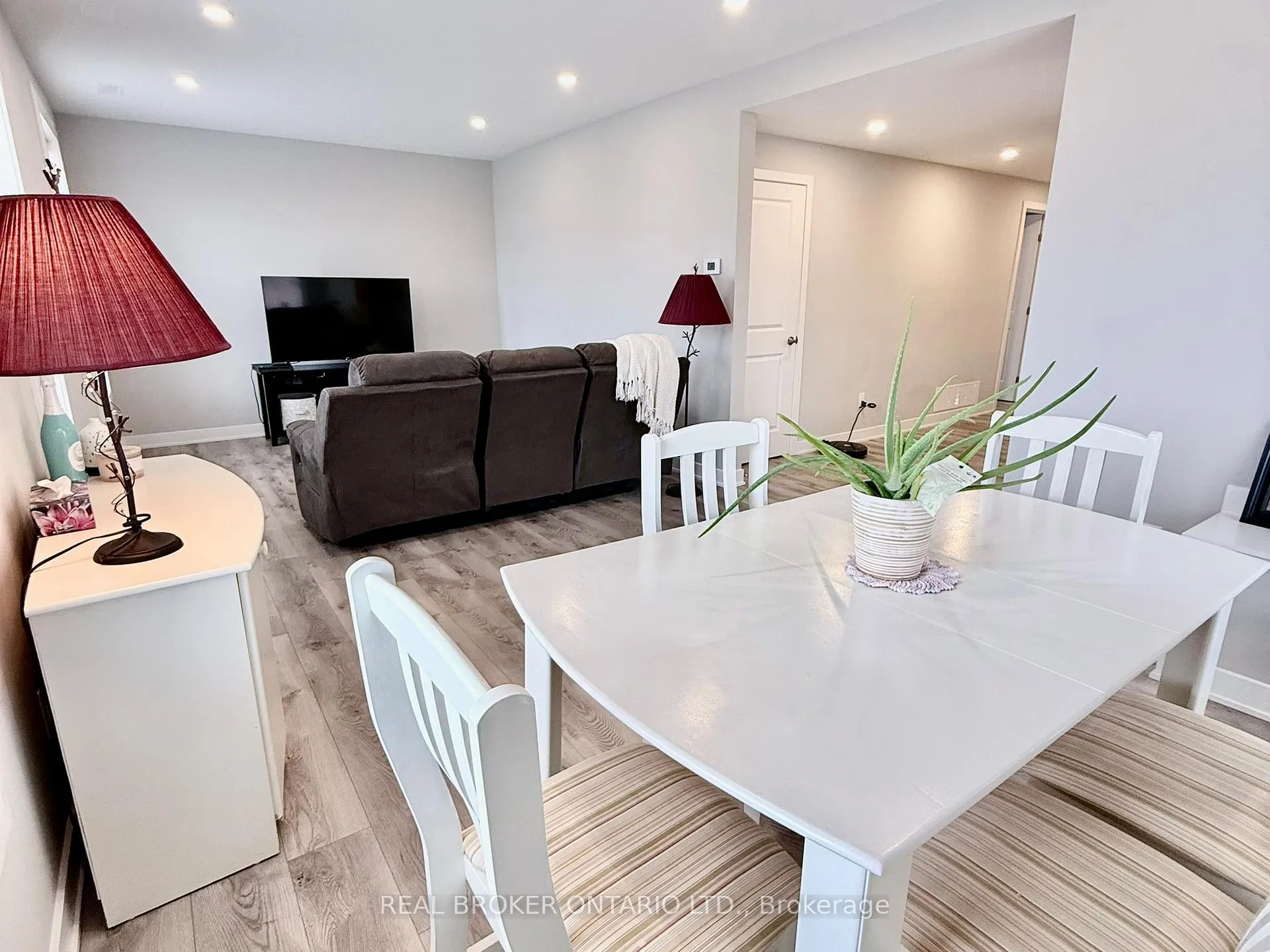 Photo 8 of Unit B, 143 Elmsley Street, Smiths Falls — HOMEH