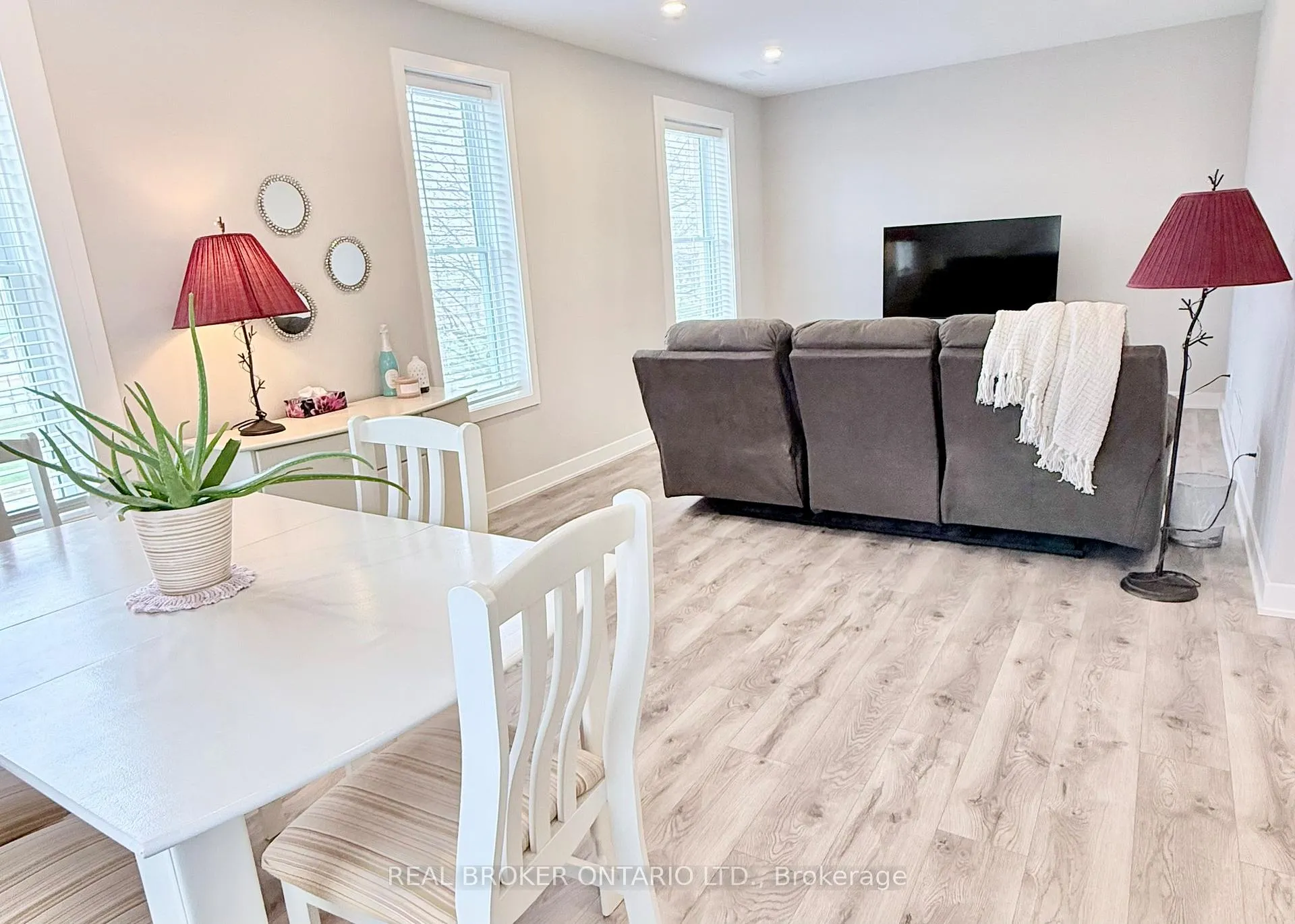 Photo 10 of Unit B, 143 Elmsley Street, Smiths Falls — HOMEH