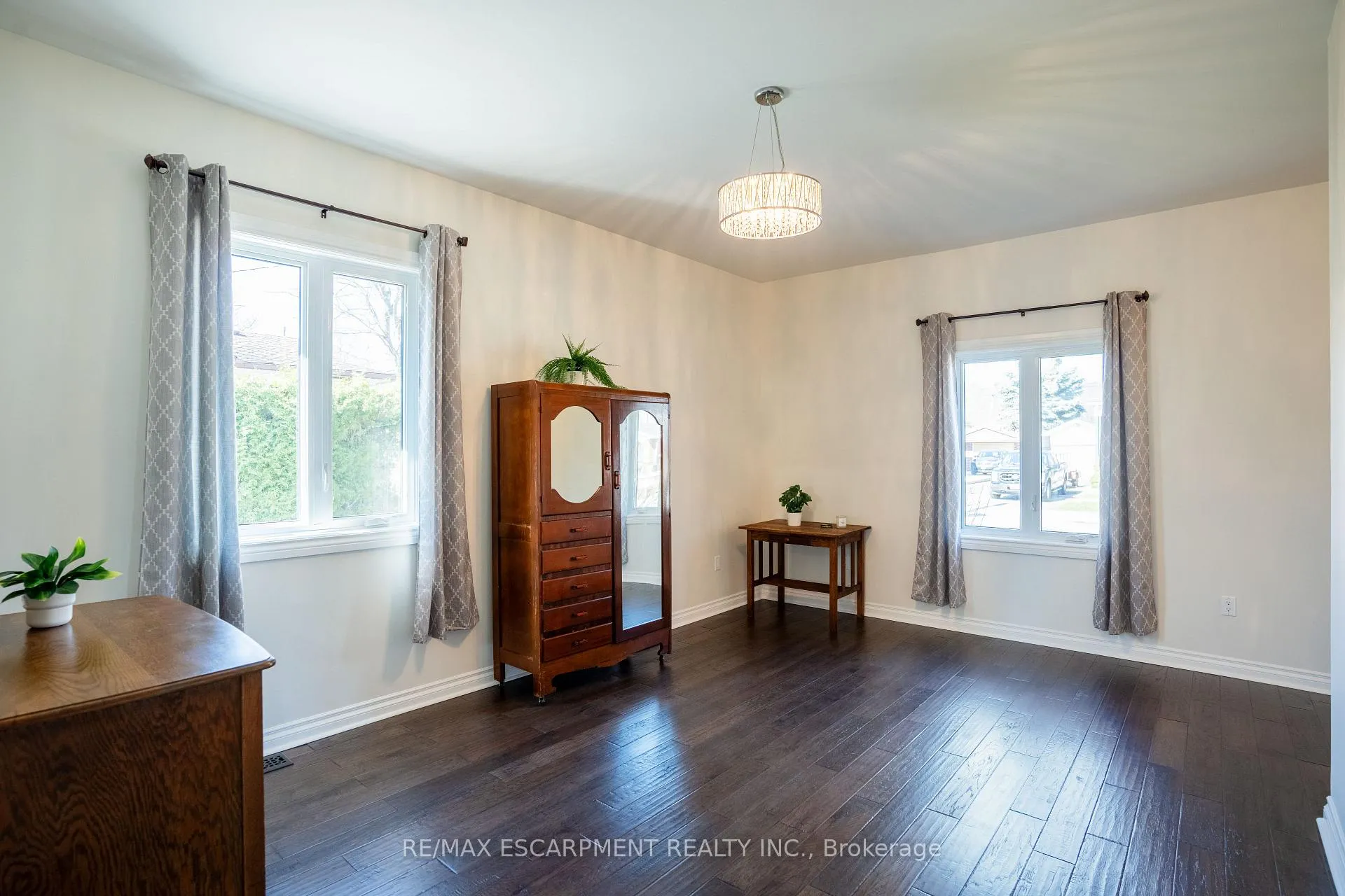 Photo 4 of 621 Rosseau Road, Hamilton, Rosedale — HOMEH