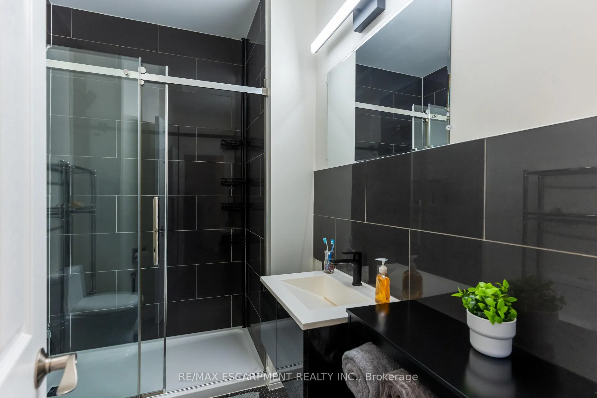 Photo 19 of 621 Rosseau Road, Hamilton, Rosedale — HOMEH