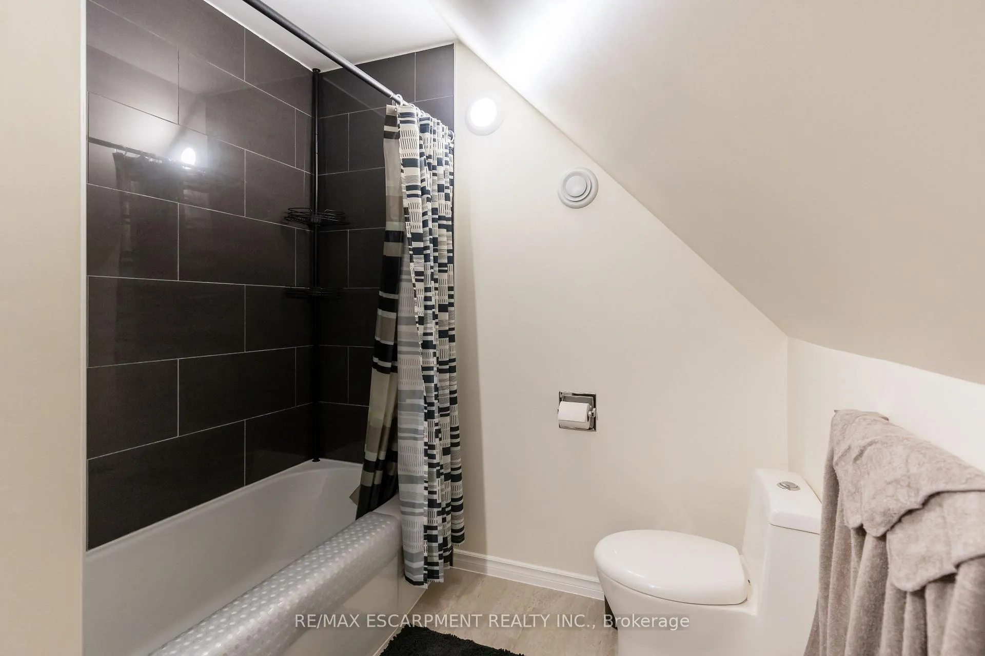 Photo 29 of 621 Rosseau Road, Hamilton, Rosedale — HOMEH