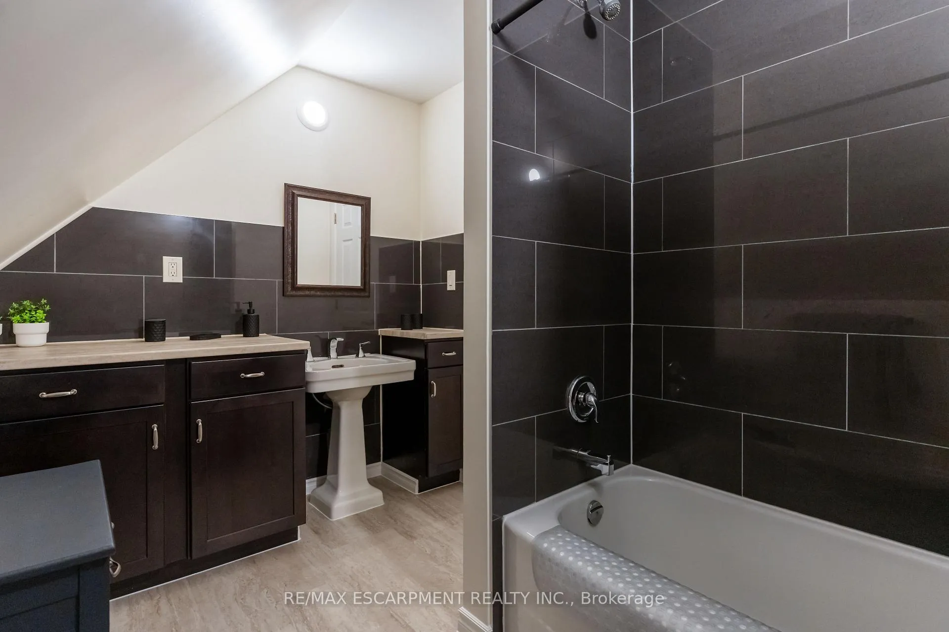 Photo 30 of 621 Rosseau Road, Hamilton, Rosedale — HOMEH