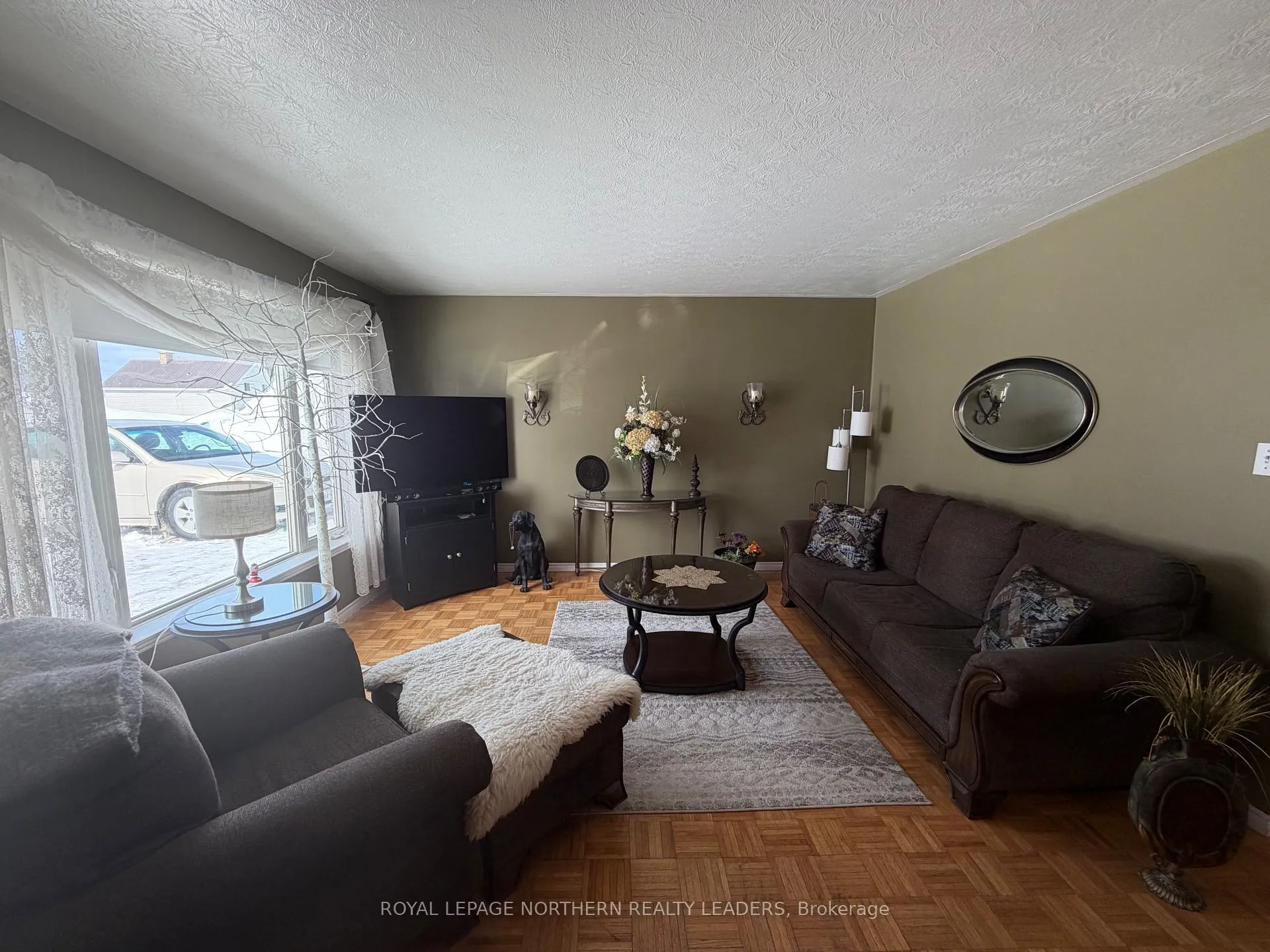 Photo 4 of 364 Eleventh Avenue, Cochrane — HOMEH