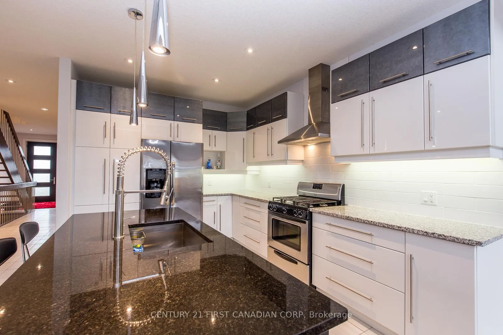 Photo 10 of 962 Moy Crescent, London, North E — HOMEH
