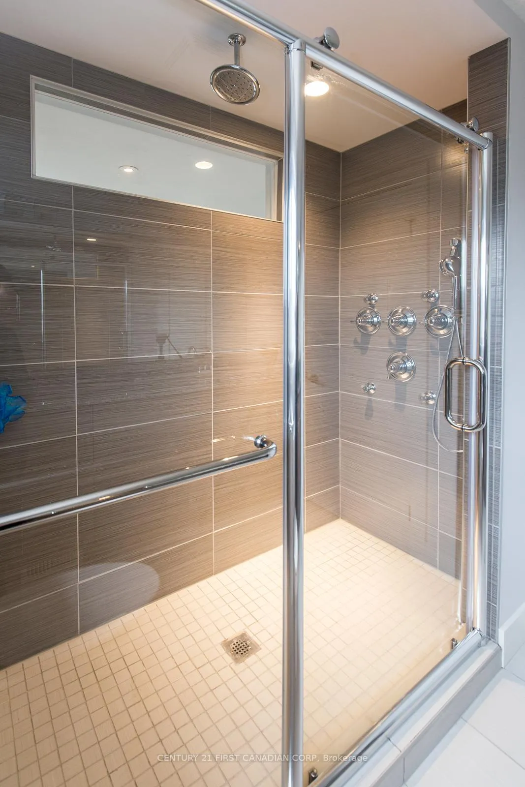 Photo 17 of 962 Moy Crescent, London, North E — HOMEH