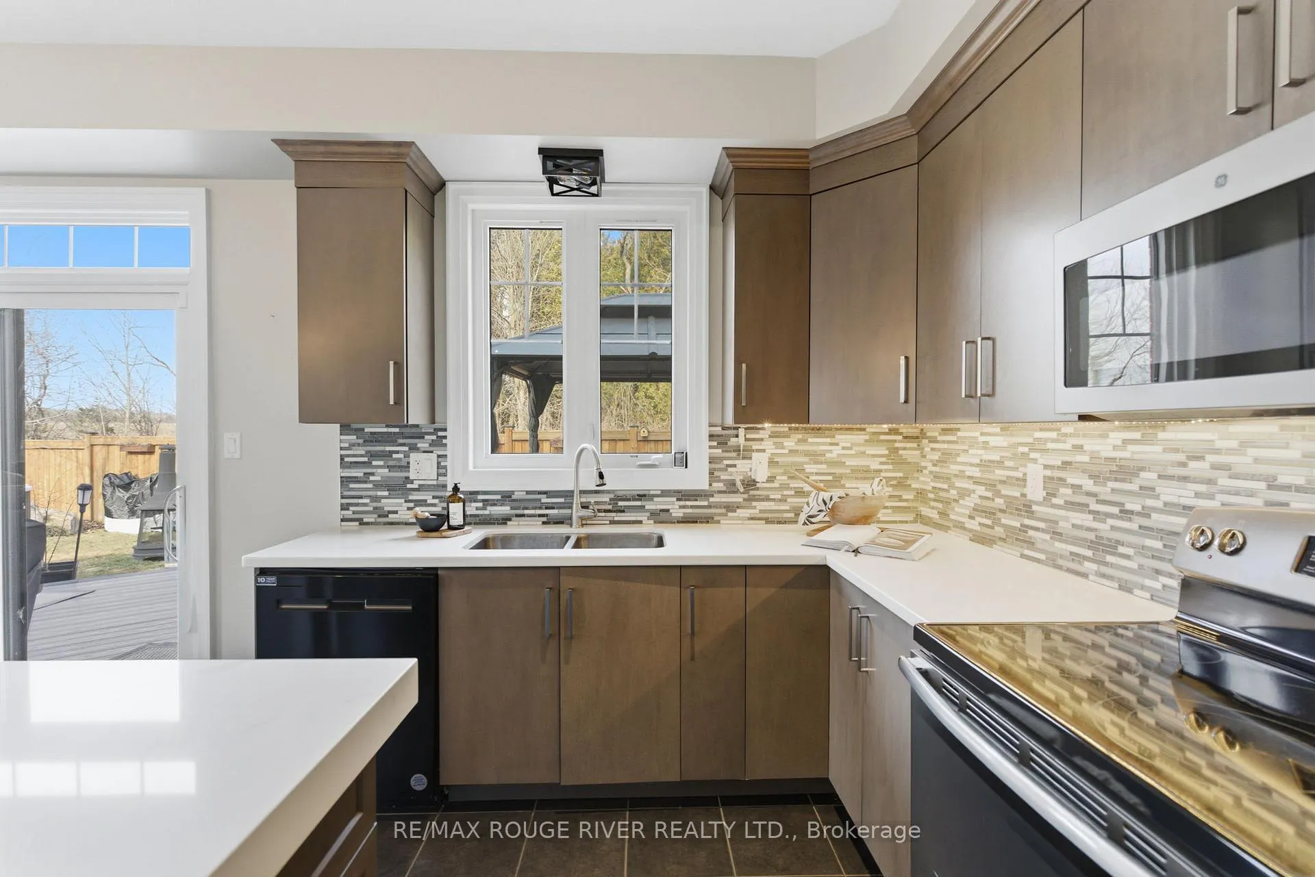 Photo 9 of 201 Varcoe Road, Clarington, Courtice — HOMEH